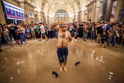 CABA, marzo de 2019. Un hombre toma un baño en el agua que se acumula por fallas en la remodelación del hall central de la estación Constitución