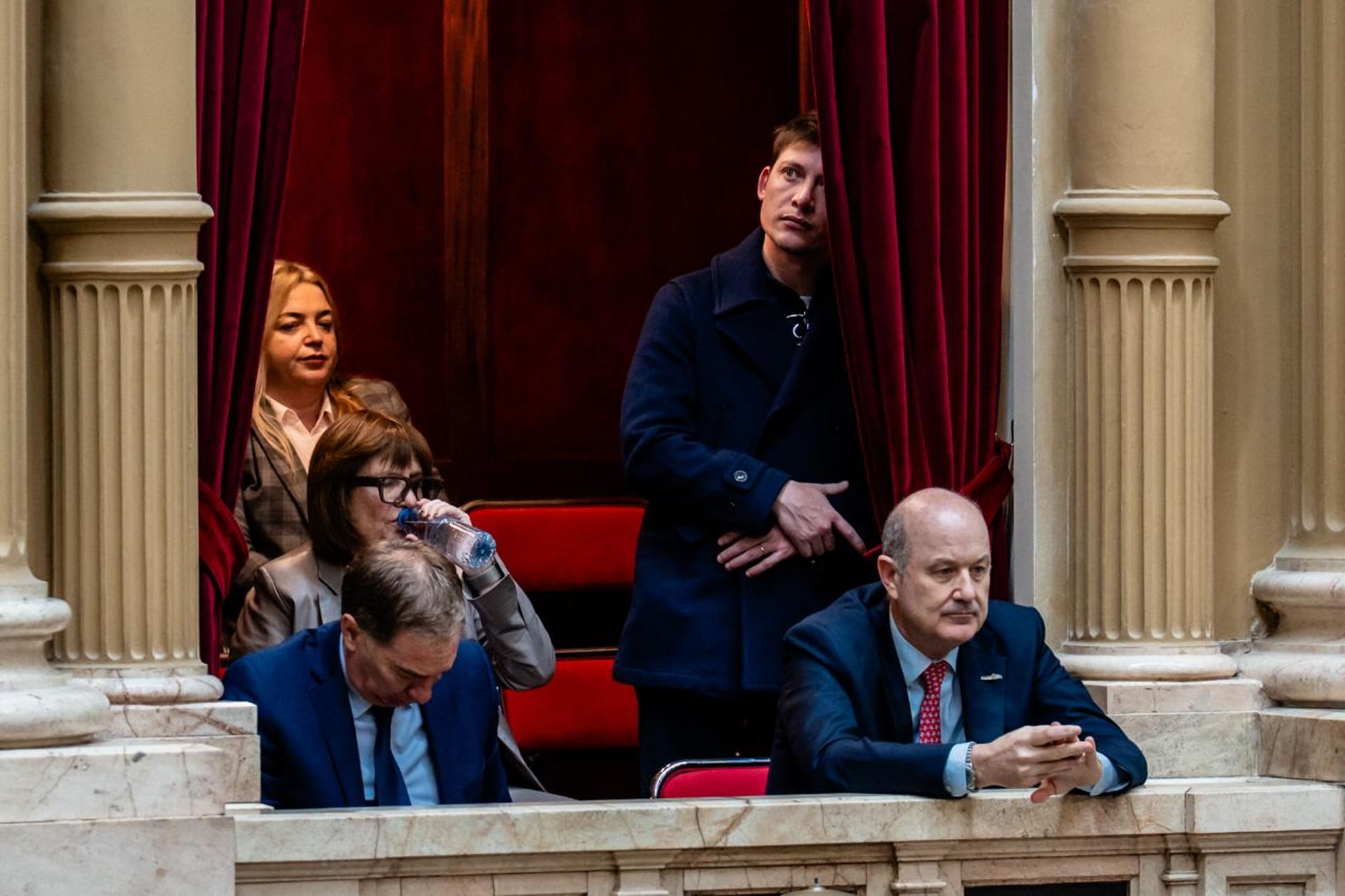 Federico Sturzenegger junto a otros integrantes de la mesa política del Gobierno, en una visita conjunta al Congreso