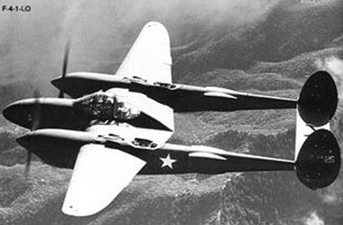 Su F-5A, una versión de reconocimiento del P-38 Lightning, cayó en una isla ocupada por Japón