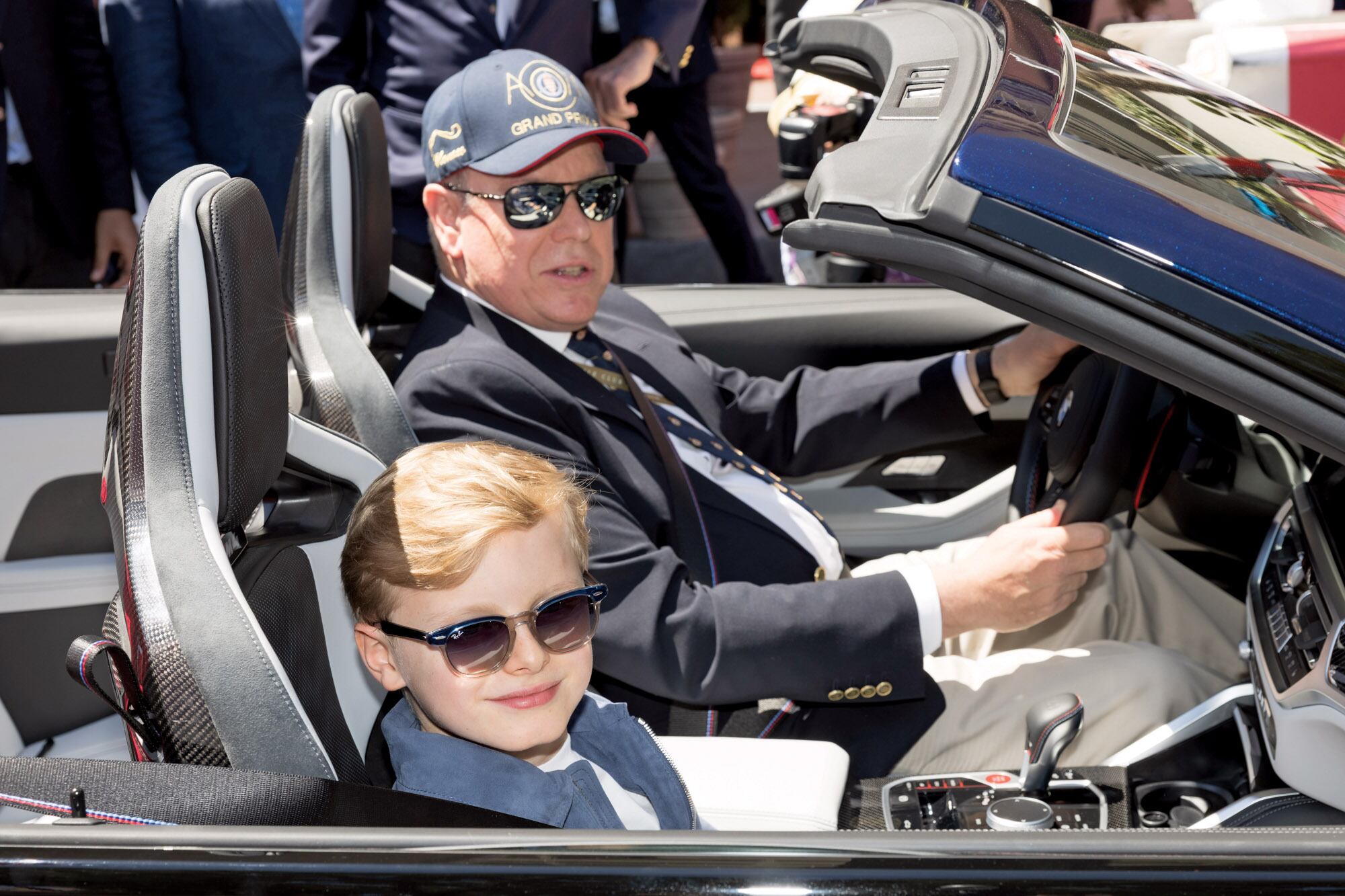 El príncipe Alberto II llegó en un BMW descapotable, con su hijo Jacques como copiloto.