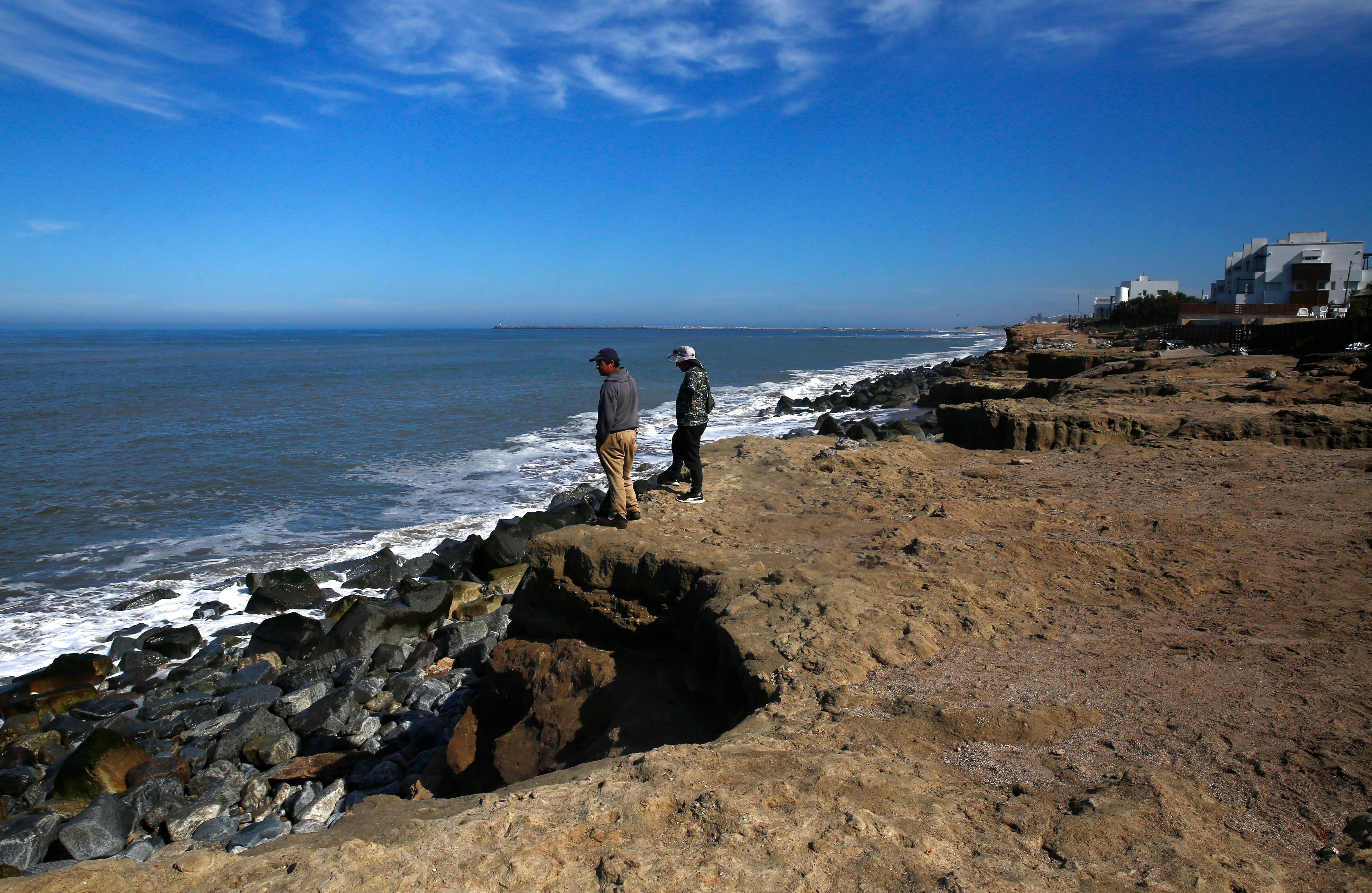 La erosión costera avanza sobre las playas, socava acantilados y pone en riesgo a las casas frente al mar
