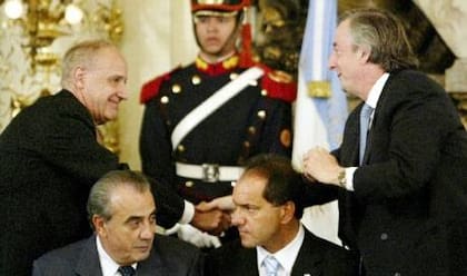 Roberto Lavagna y el entonces presidente Néstor Kirchner, cuando anunciaron que la adhesión al canje de 2005 había alcanzado el 76%