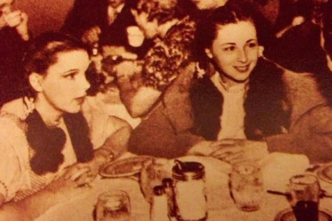Caren Marsh Doll junto a Judy Garland; la estrella de El mago de Oz y su doble de cuerpo trabaron una relación amistosa