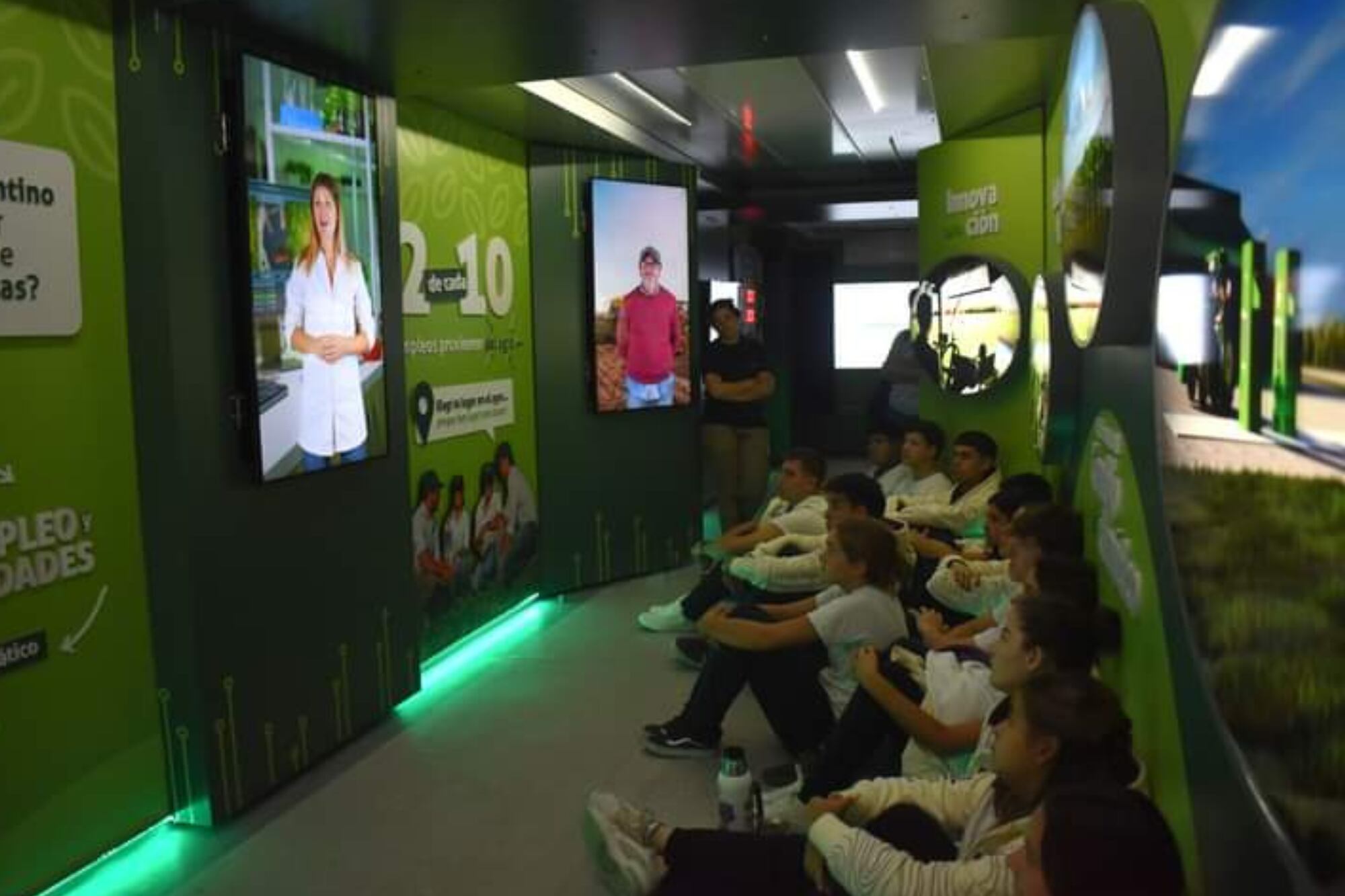 Desde marzo de 2023, el camión ya recorrió 17 provincias y recibió a más de 23.000 estudiantes