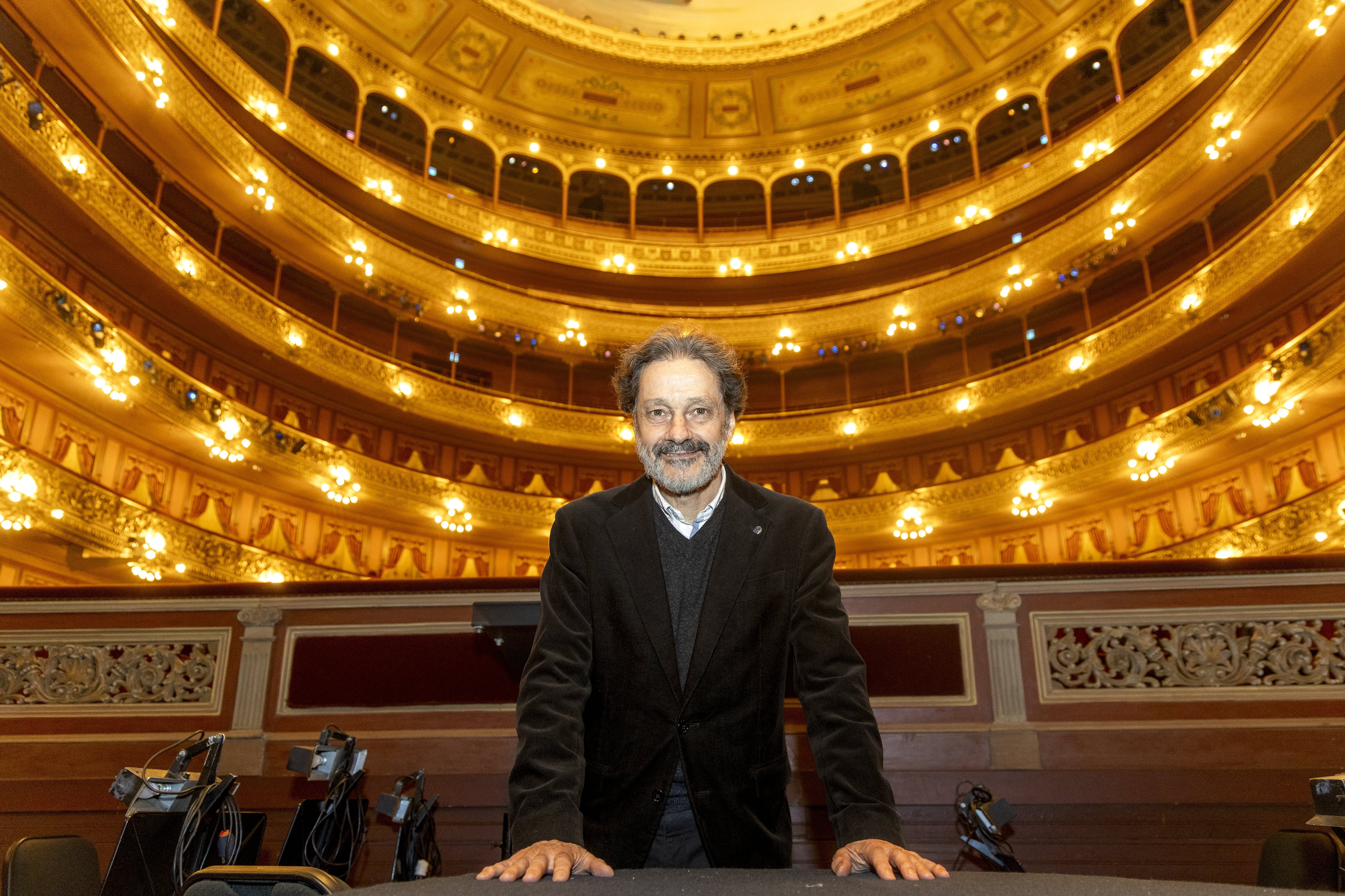 Gustavo Basso en la sala del Teatro Colón