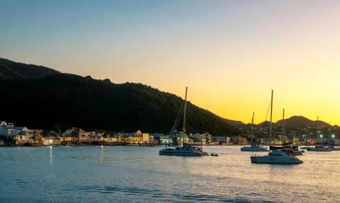 La playa de Grand Case en St. Maarten ofrece paisajes increíbles y una oferta gastronómica excepcional (Foto: BBC)