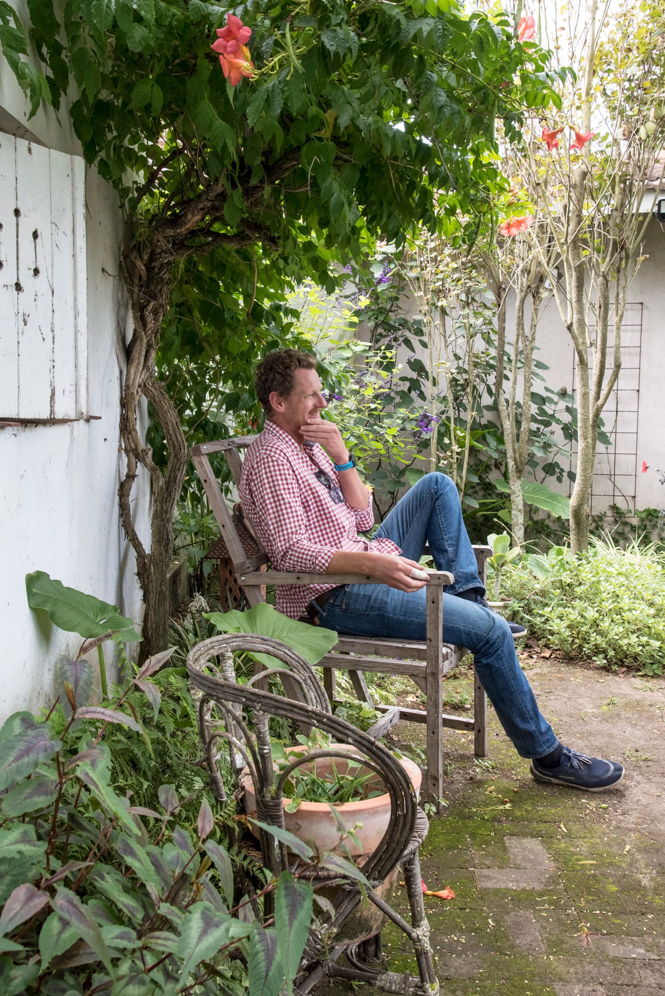 Ignacio Van Heden en su jardín que cambia de acuerdo a su estado de ánimo