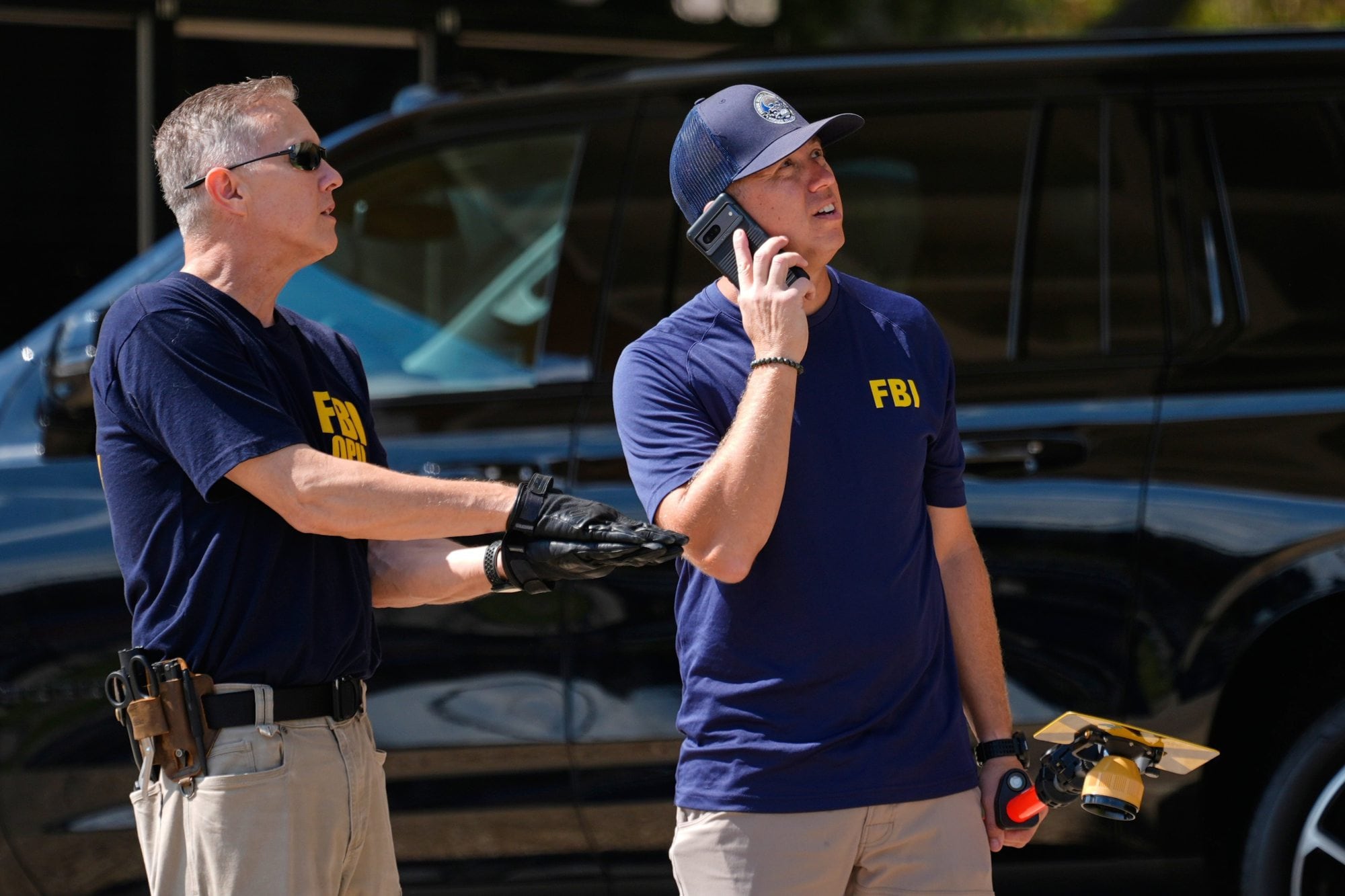 Los agentes del FBI registraron la mansión del sur de California relacionada con el excandidato Eric Swalwell