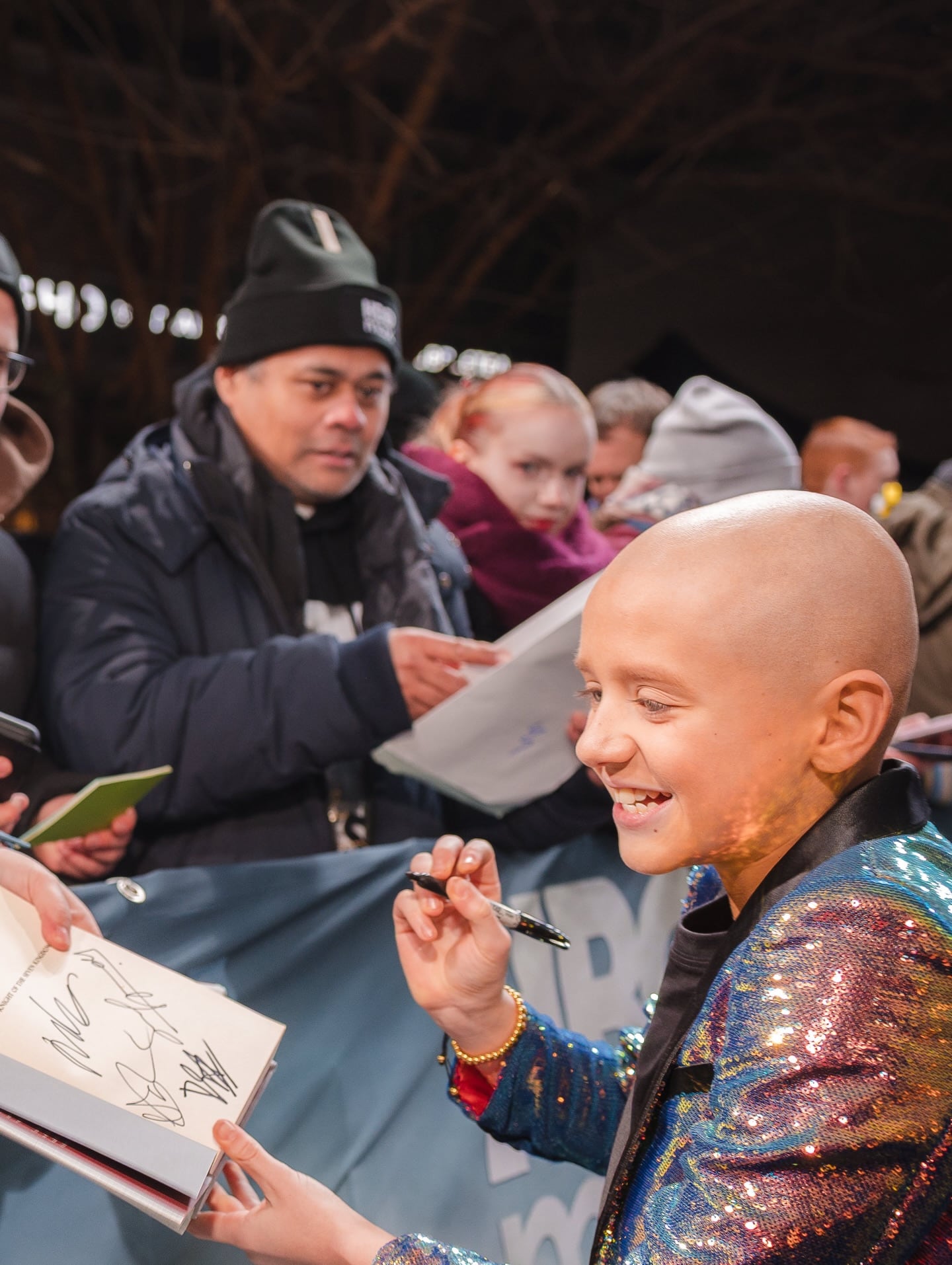 Jonathan Ansell fotografió a su hijo mientras firmaba autógrafos en Berlín