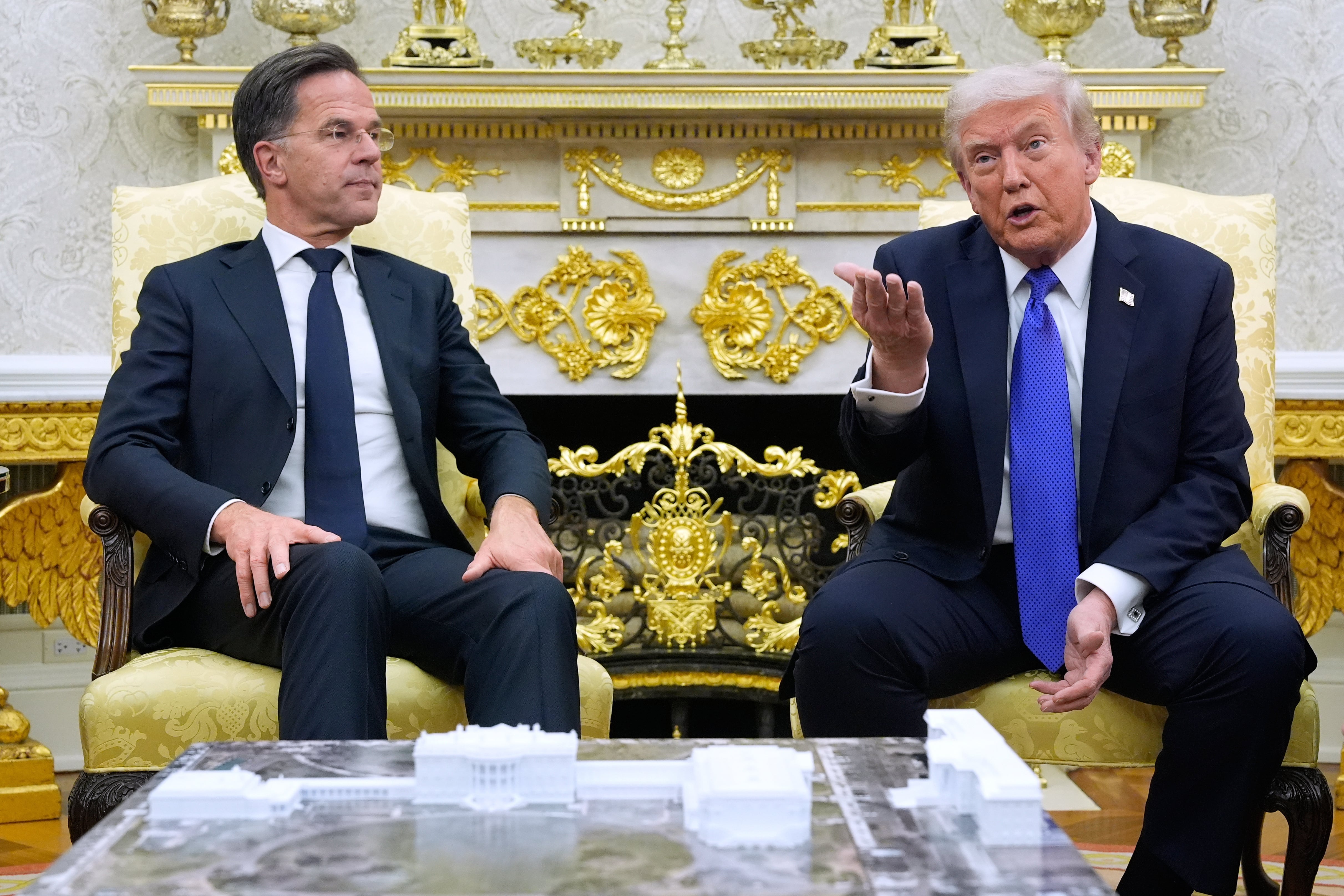 Aseguran que Trump analiza quitar el apoyo al Reino Unido en su disputa por Malvinas 9 El presidente estadounidense Donald Trump con el secretario general de la OTAN Mark Rutte, en la Oficina Oval en la Casa Blanca en Washington, el 22 de octubre del 2025. (AP foto/Alex Brandon)