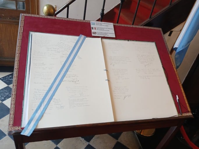 Libro de visitas de la Casa Museo General San Martín, donde quedan registrados los mensajes y firmas de quienes llegan desde distintos lugares del mundo