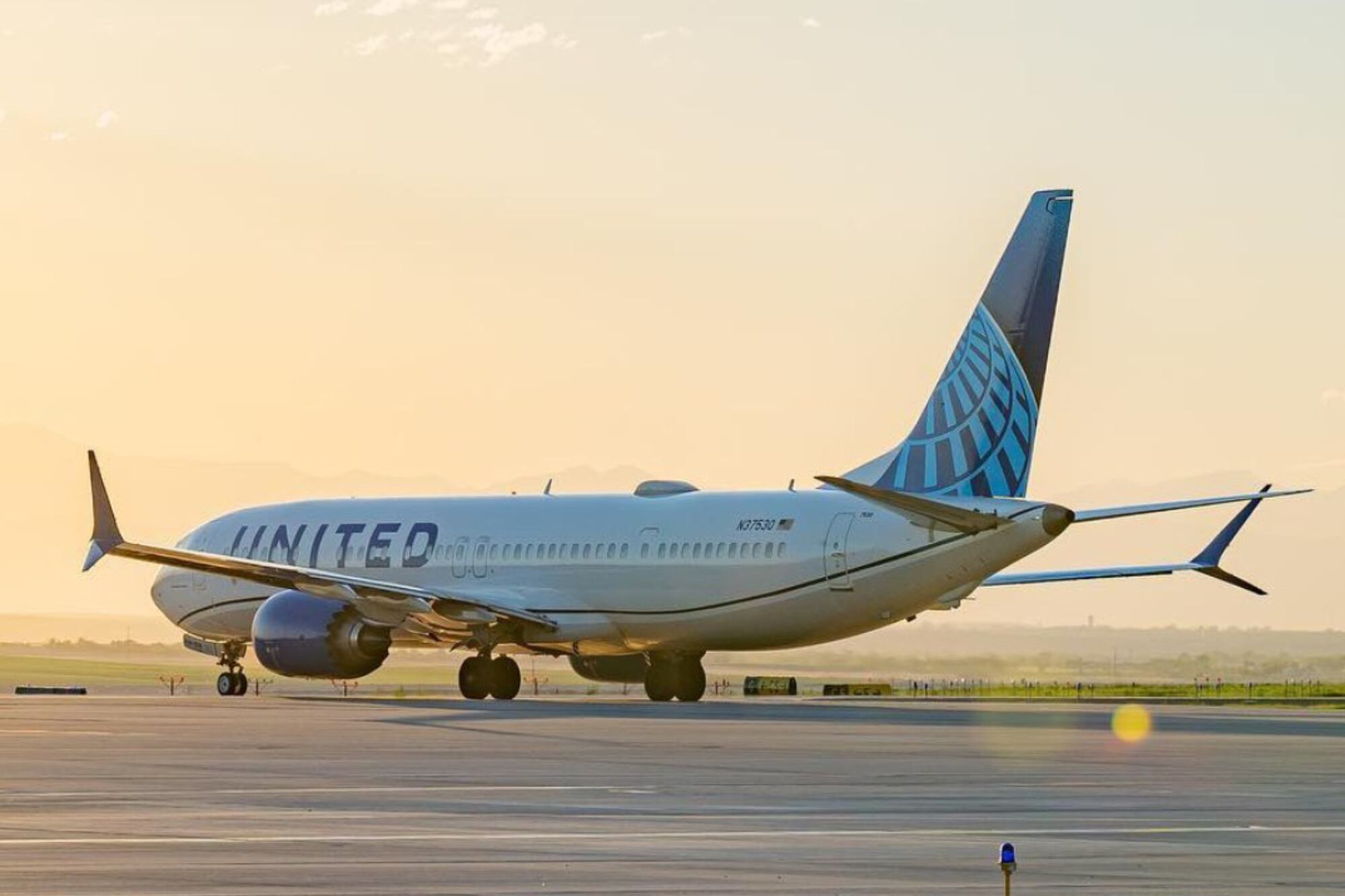 Un vuelo del United debió aterrizar de emergencia en Orlando, Florida, luego de que una pasajera violentara a un tripulante