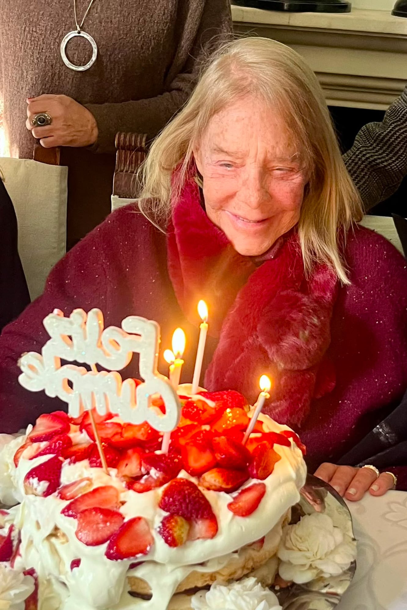 Muy sonriente, Dolores Blaquier celebra sus 84 años