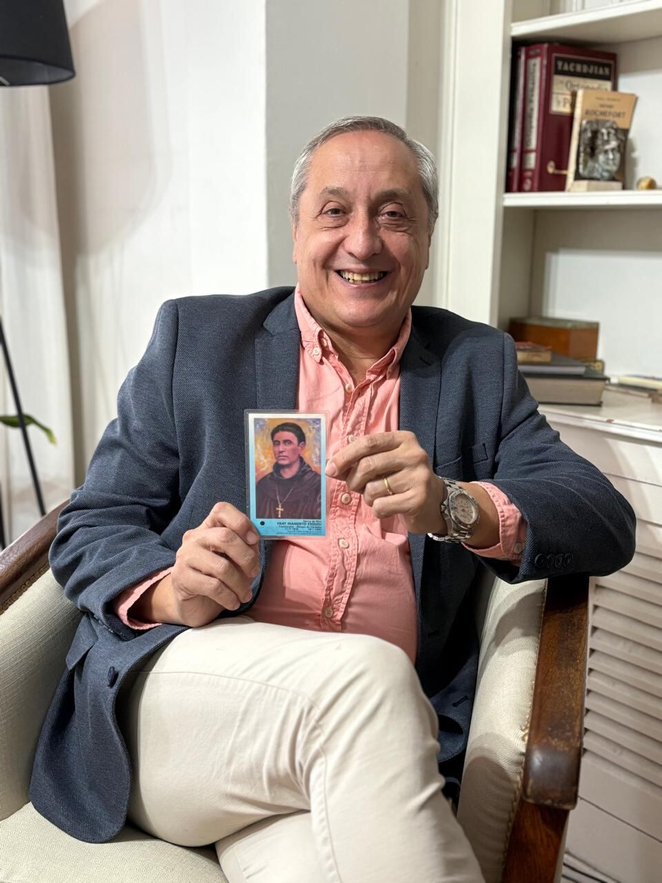 El doctor Carlos A. Juárez, traumatólogo infantil que atendió a Emma, con la estampa de Fray Mamerto Esquiú, cuya intercesión fue reconocida por la Iglesia en el milagro de la niña