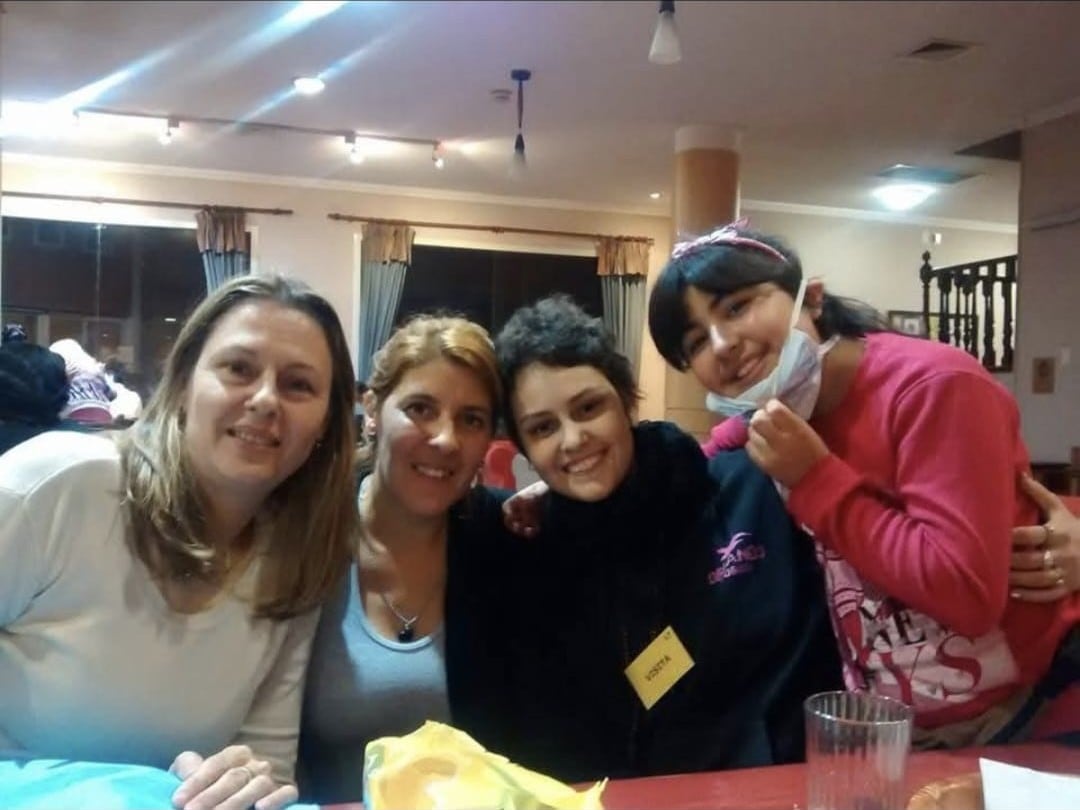 Valentina, Catalina y sus mamás.