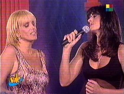 34) El canto, una de las pasiones de Sabatini. En la captura de TV, cantando junto con una de sus artistas más admiradas: Valeria Lynch.