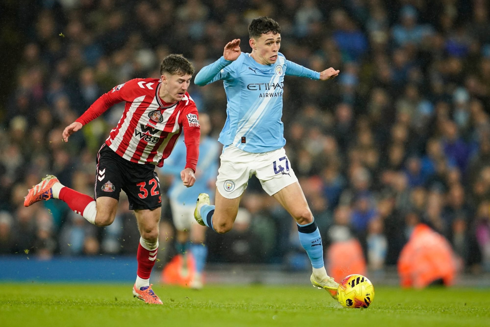 Trai Hume, una de las figuras de Irlanda del Norte, persigue a Phil Foden en un partido entre Sunderland y Manchester City