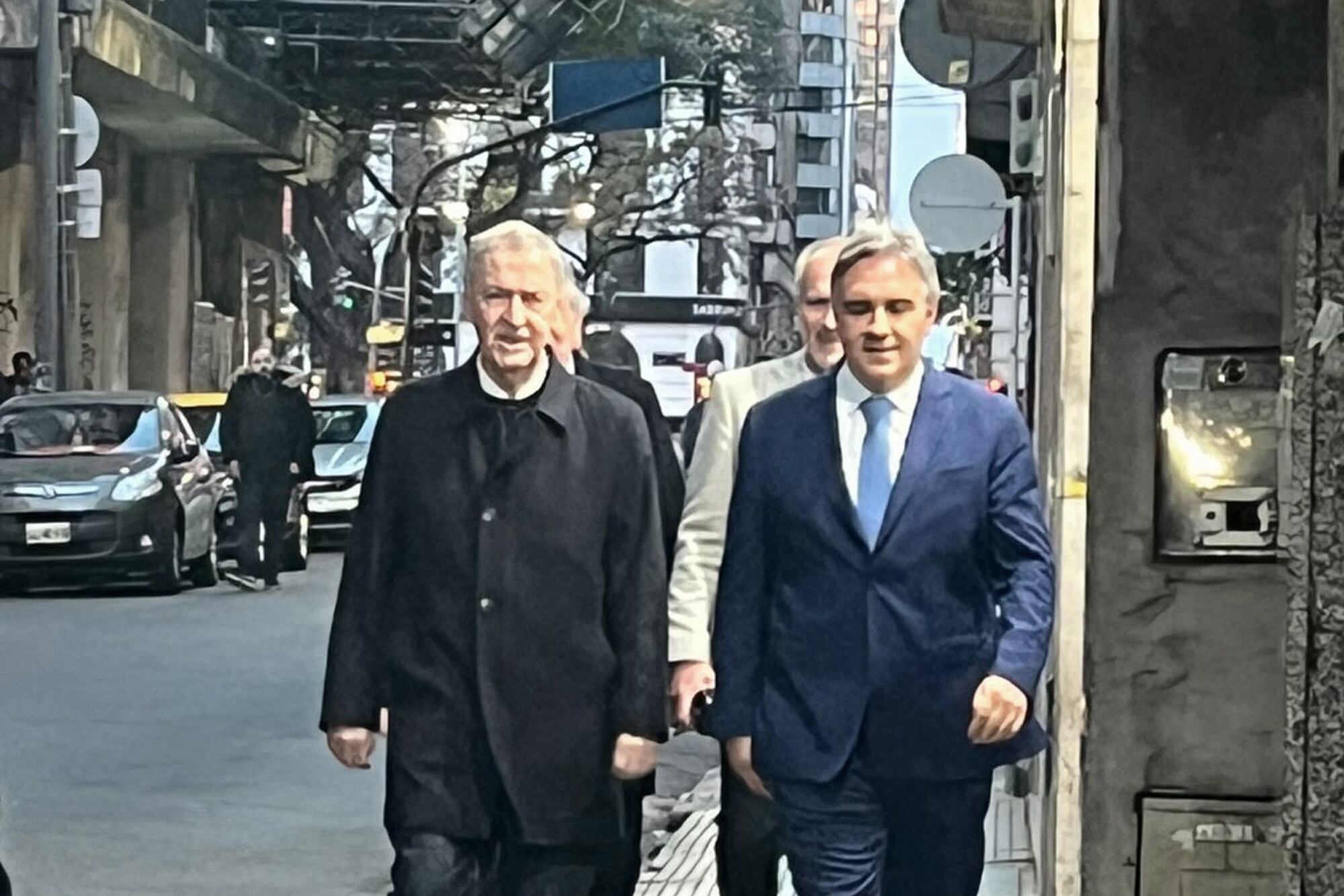 Juan Schiaretti y Martín Llaryora, ayer al arribar a la Casa de Chubut en Buenos Aires