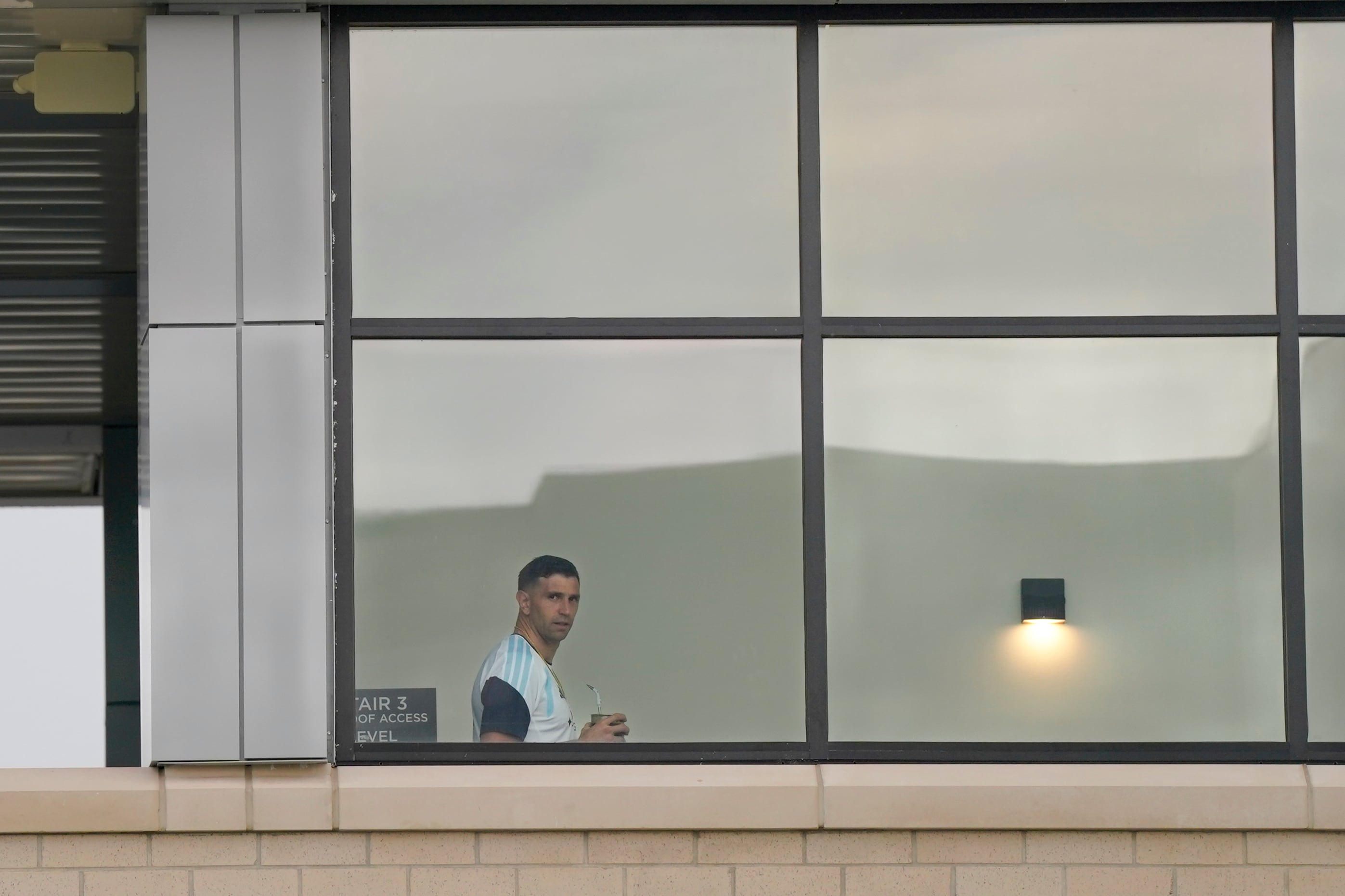Messi se entrenó en Kansas City tras el comunicado de su familia por el estado de salud de Jorge, su padre 10 Emiliano Martínez observa desde la ventana del hotel Origine, en Kansas City, la gran cantidad de medios en el lugar