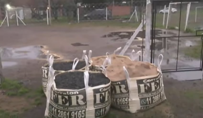 Bolsas con piedras y arena a metros del escenario donde Milei hará el cierre de campaña bonaerense