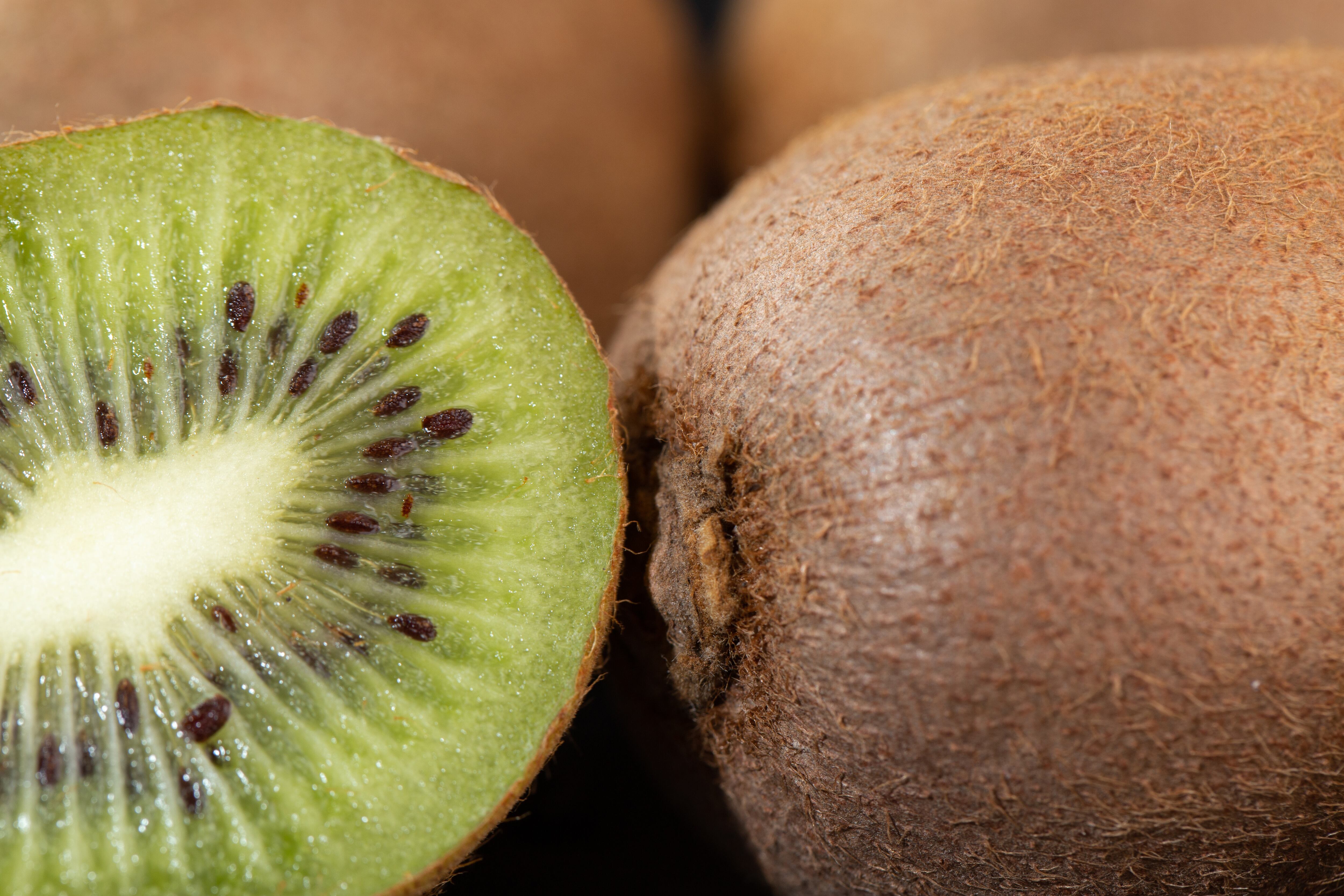 El kiwi posee nutrientes esenciales como la serotonina, proteínas y magnesio