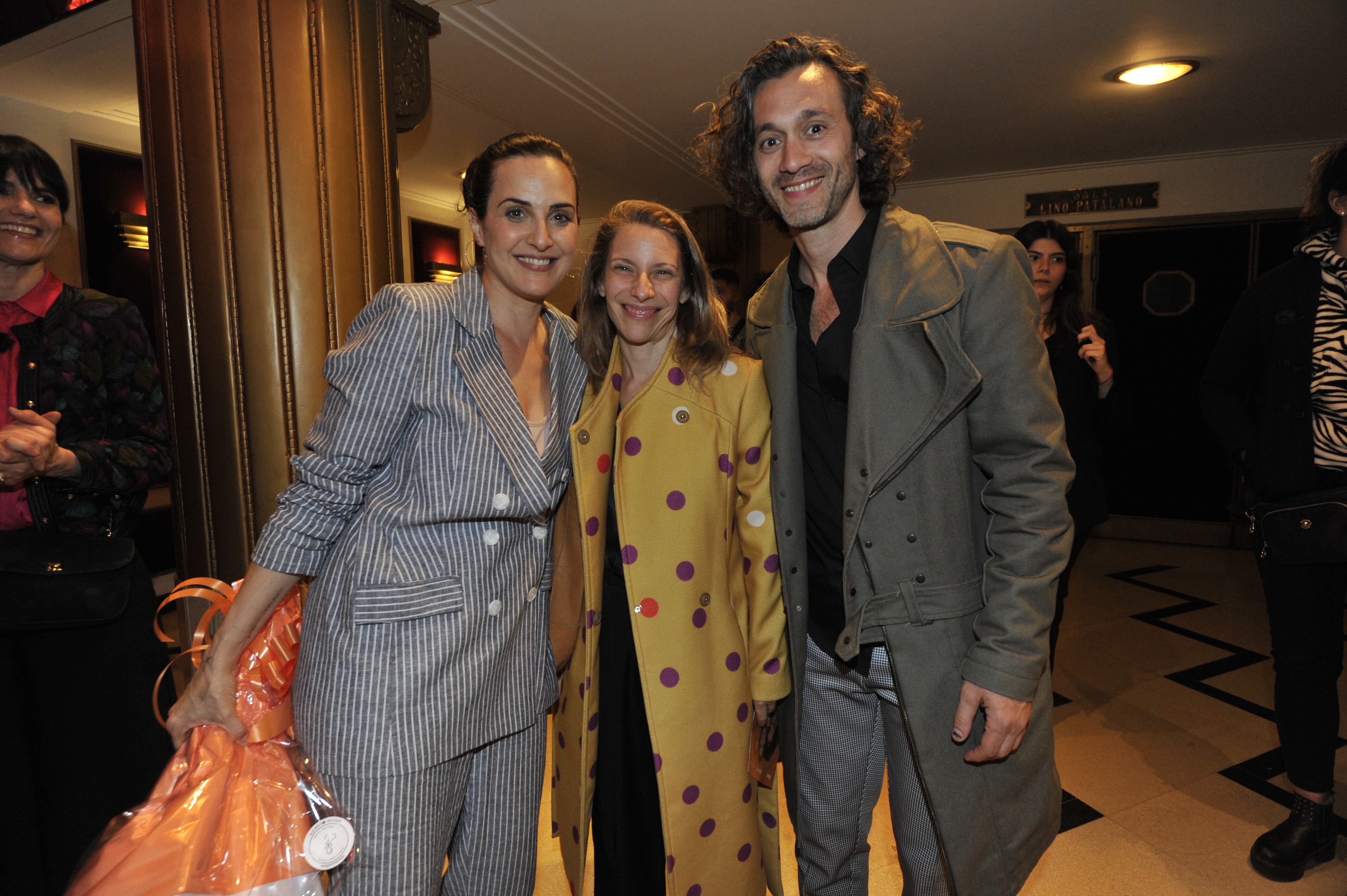 A la hora de saludar a los invitados, Julieta Díaz posó sonriente junto a Elena Roger y Mariano Torre