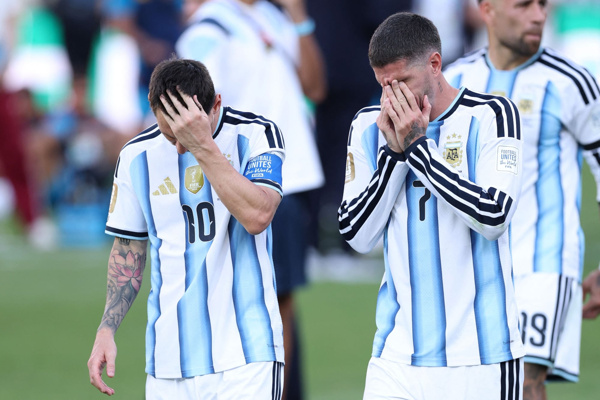 Tras la derrota, el mediocampista se quebró en más de una oportunidad