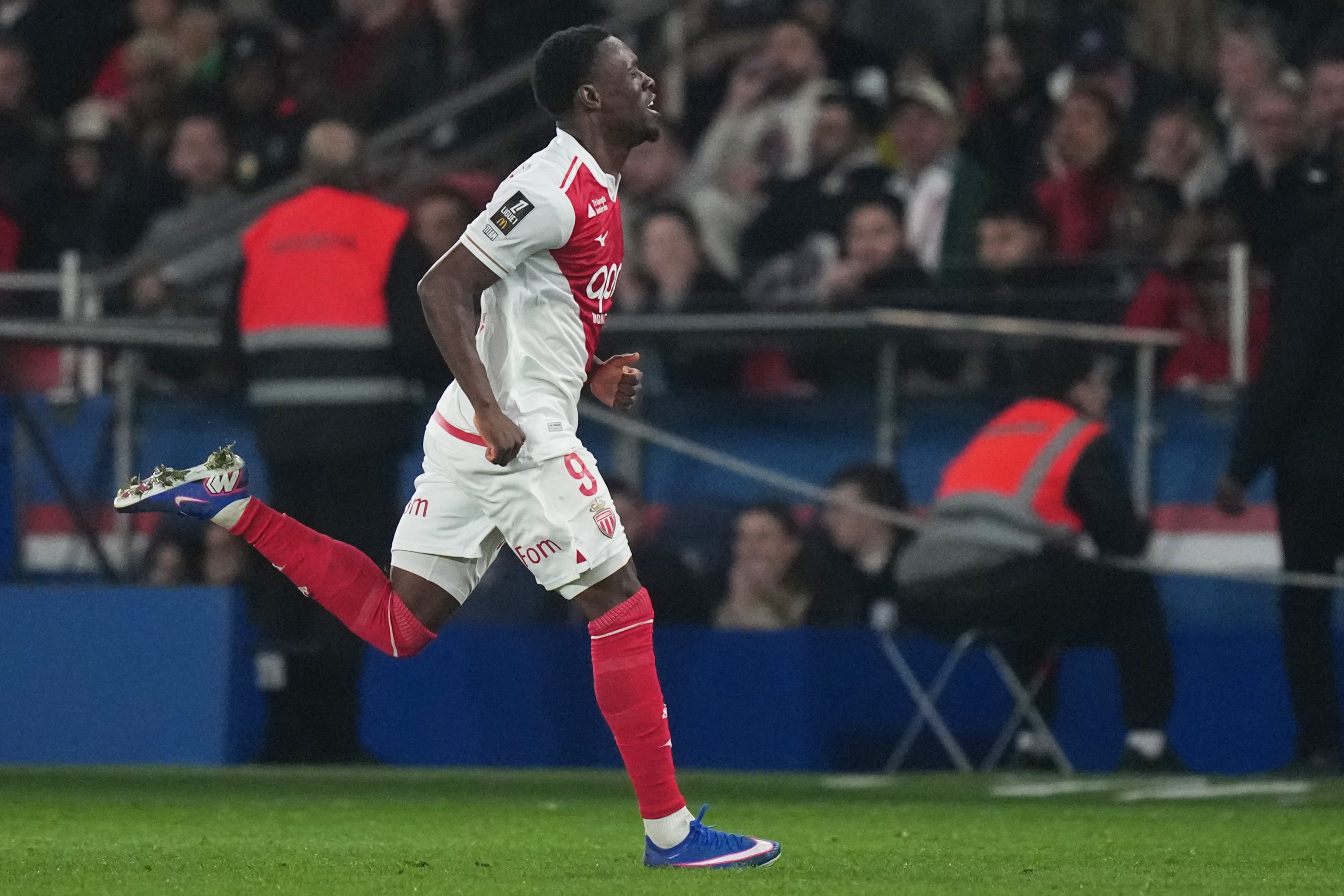 Folarin Balogun, en Mónaco, celebra tras anotar el tercer gol de su equipo ante el Paris Saint-Germain el 6 de marzo de 2026.