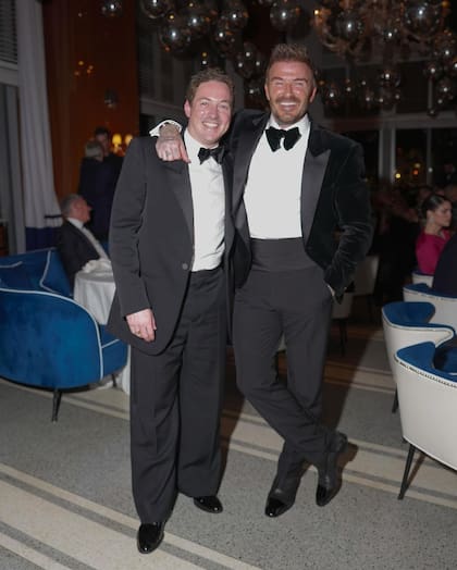 "35 años de amistad", señaló David al abrazar a su amigo, el financista David Gardner, ex de Liv Tyler