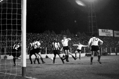 35) Ataque permanente; Estudiantes sabía que debía tomar una ventaja ante Peñarol en La Plata, y la consiguió sobre el final