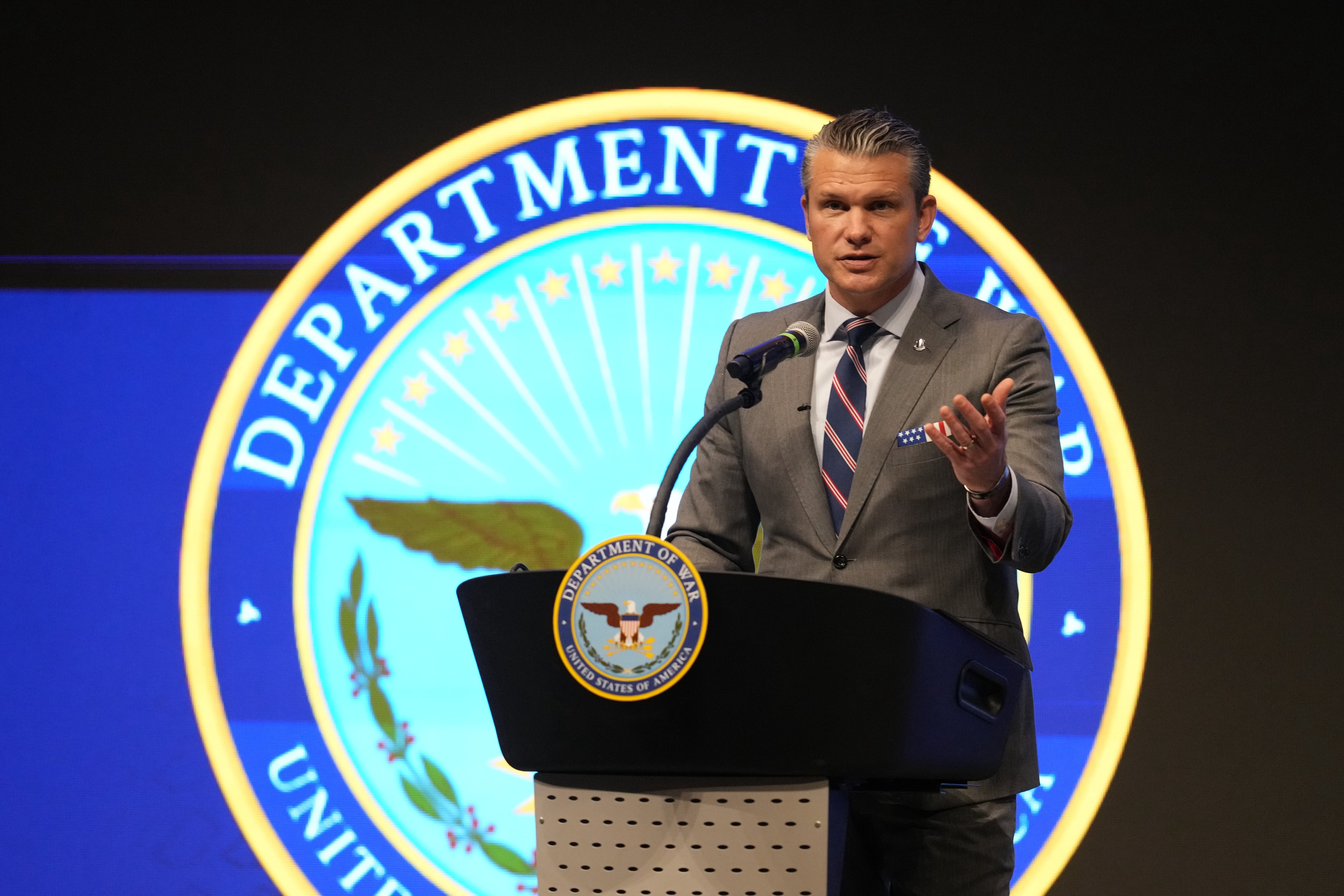 El secretario de Defensa de Estados Unidos, Pete Hegseth, habla en la 4ta Cumbre de Defensa del Noreste de Indiana en la Universidad Purdue Fort Wayne