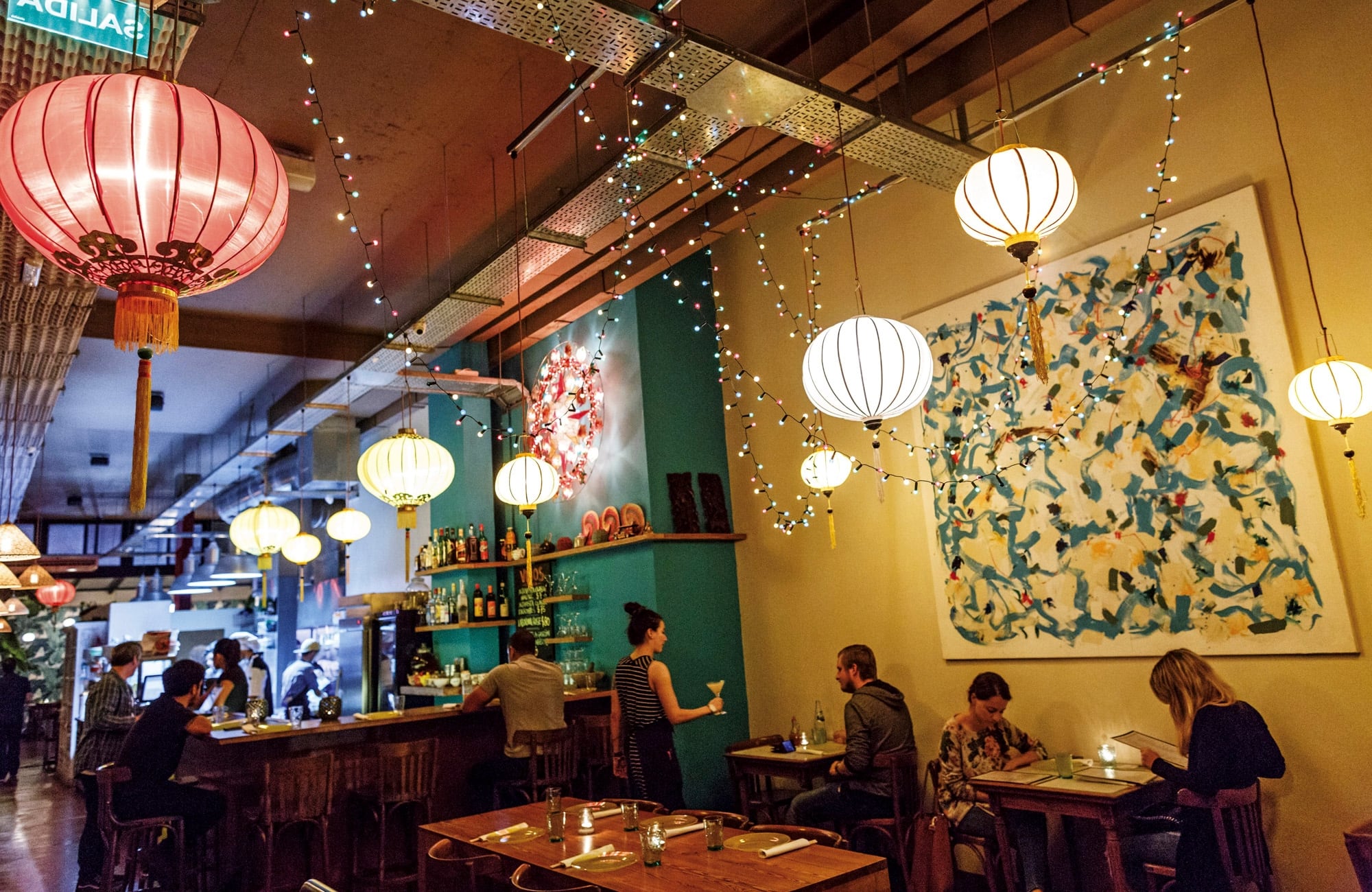 Luces cálidas, ambiente tropical y la cocina a la vista en Sunae Asian Cantina