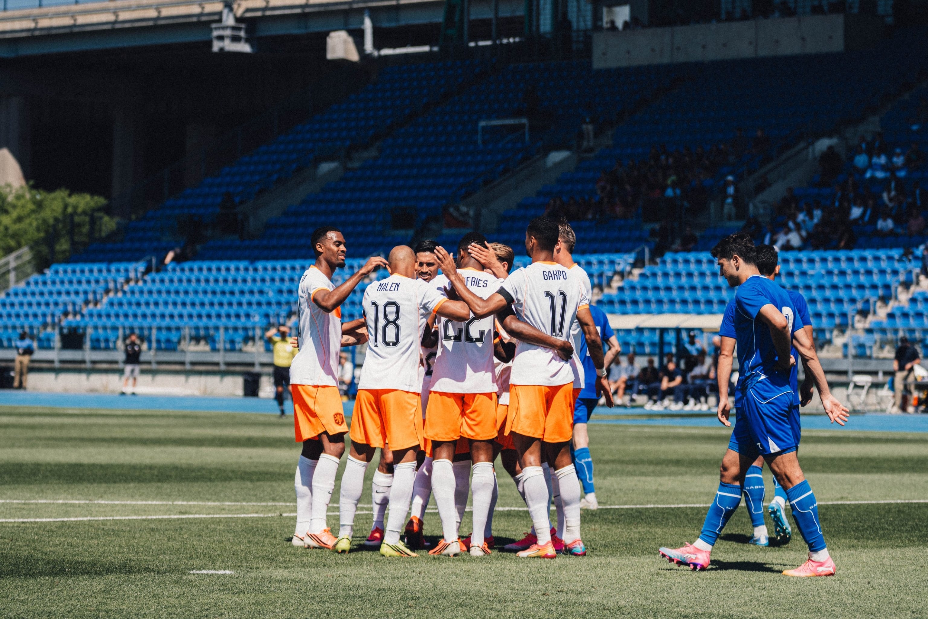 Estadio inusual, requisa y arbitraje polémico: todo lo que se vivió en la victoria de Países Bajos ante Uzbekistán