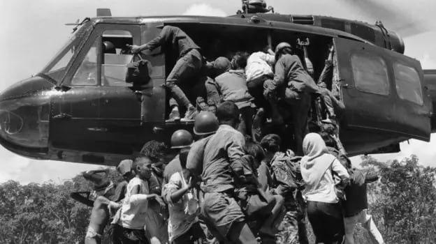 Los civiles estaban desesperados por subirse como fuera al helicóptero que los sacaría de la zona de peligro