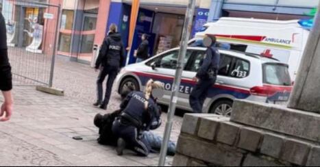 La detención del atacante en Villach, Austria.