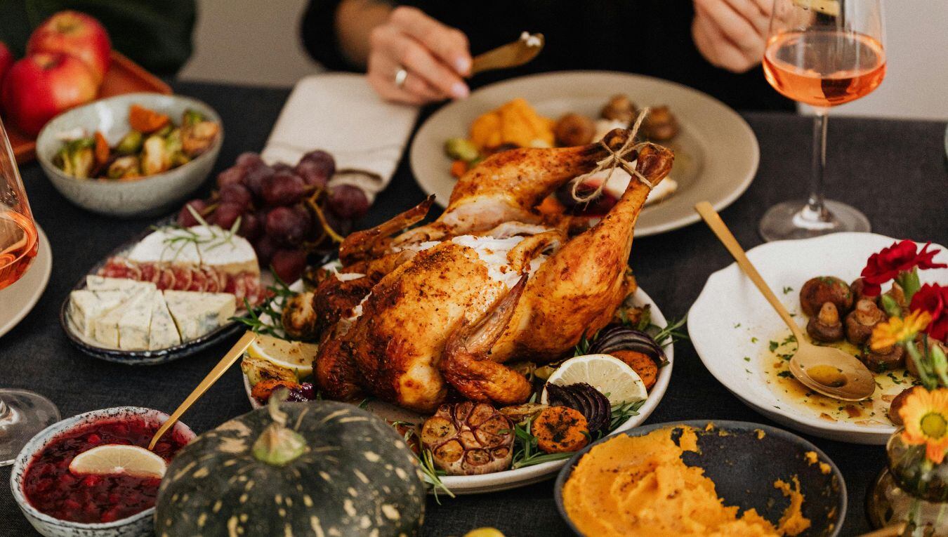 Los cambios en el apetito en invierno se ocasionan por la reducción de la luz diurna y la exposición a la luz solar y la alteración de los ritmos circadianos (Pexels/KarolaG)