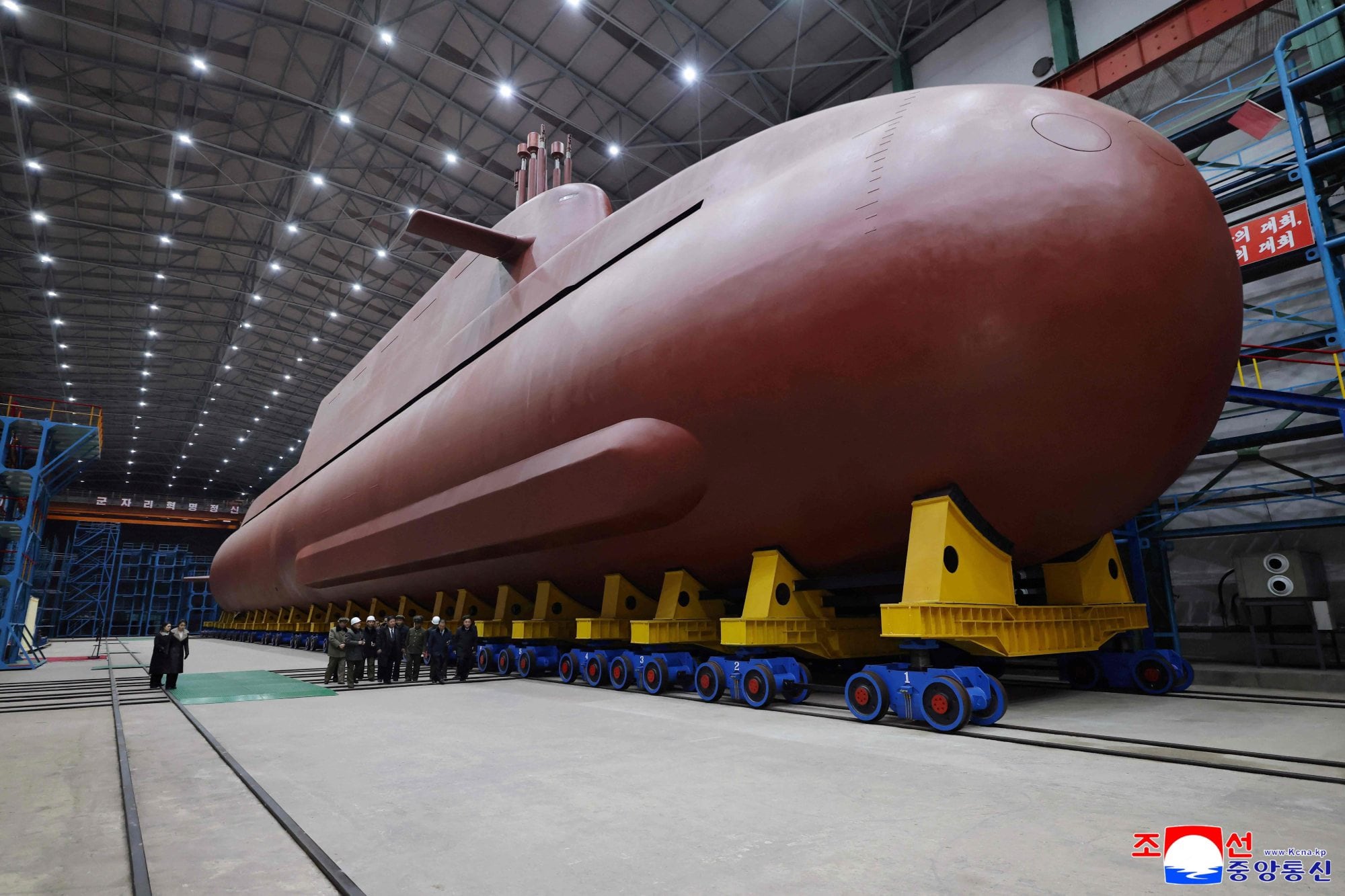 Imagen sin fecha difundida por la agencia oficial norcoreana Korean Central News Agency (KCNA) a través de KNS el 25 de diciembre de 2025, que muestra al líder de Corea del Norte, Kim Jong-un, durante una visita al sitio de fabricación de un submarino estratégico lanzamisiles guiados de propulsión nuclear de 8.700 toneladas, en un lugar no revelado de Corea del Norte
