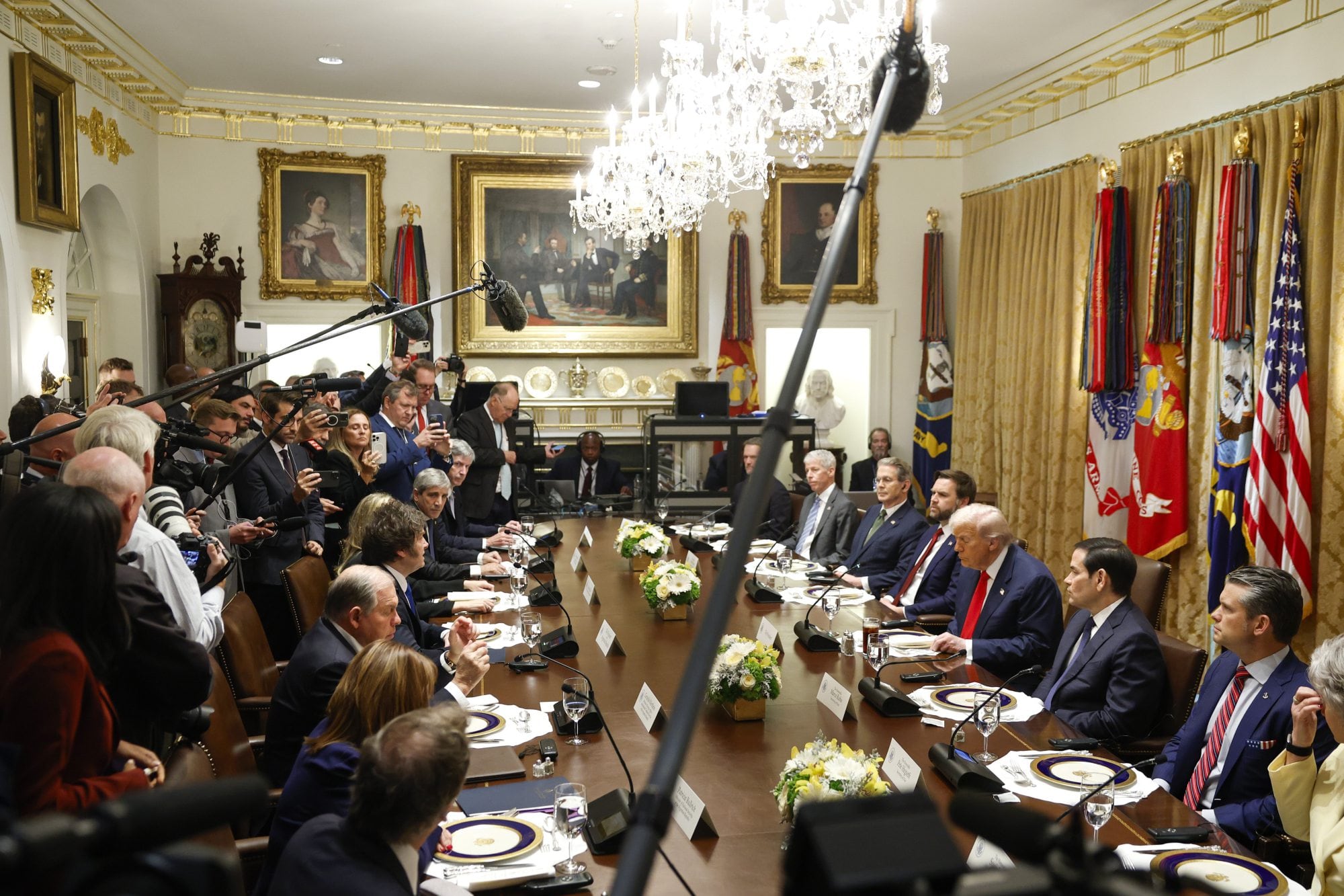 La reunión entre los presidentes Donald Trump y Javier Milei, junto a sus equipos, el 14 de octubre, en la Casa Blanca.