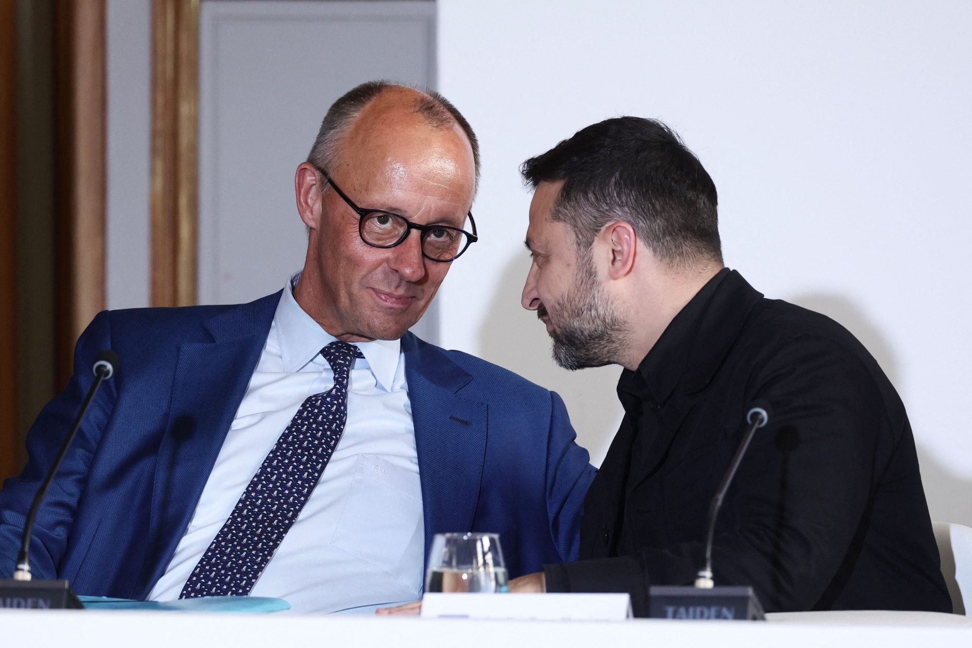 El canciller alemán, Friedrich Merz, habla con Volodimir Zelensky en el Hotel de los Inválidos, en París (AFP)