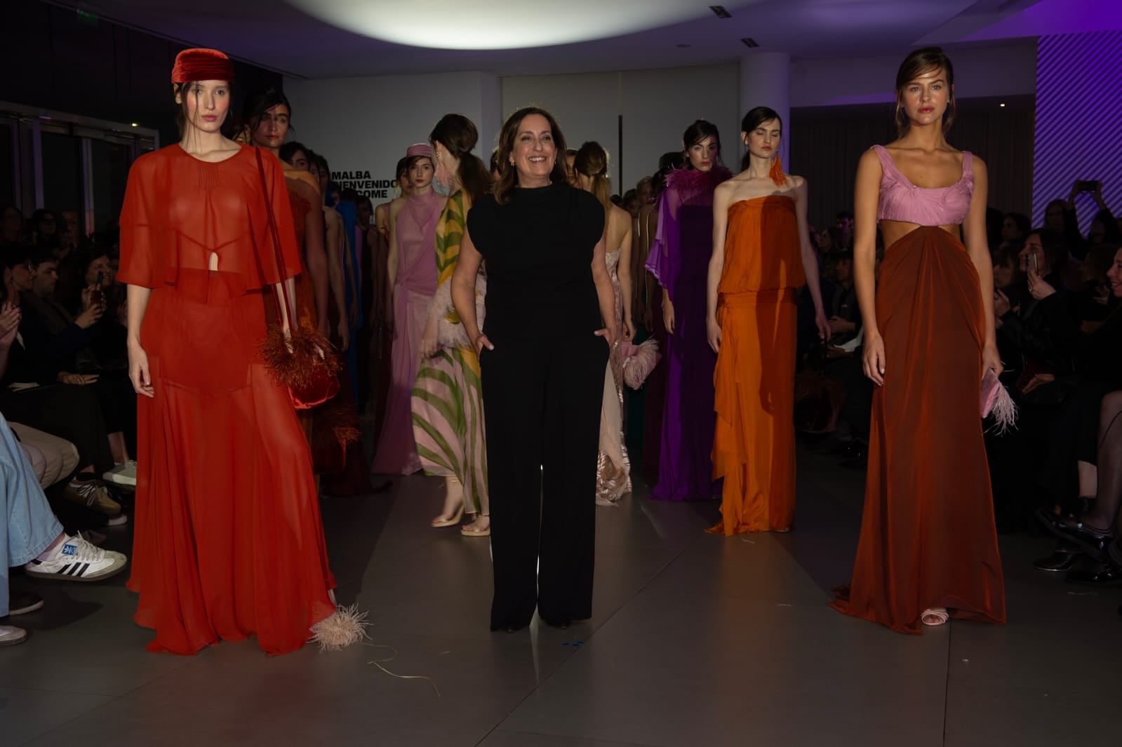La diseñadora presentó gasas y organzas de seda natural, brocados, terciopelos tipo chiffon, tafetán de seda natural, tules, géneros bordados y plumas