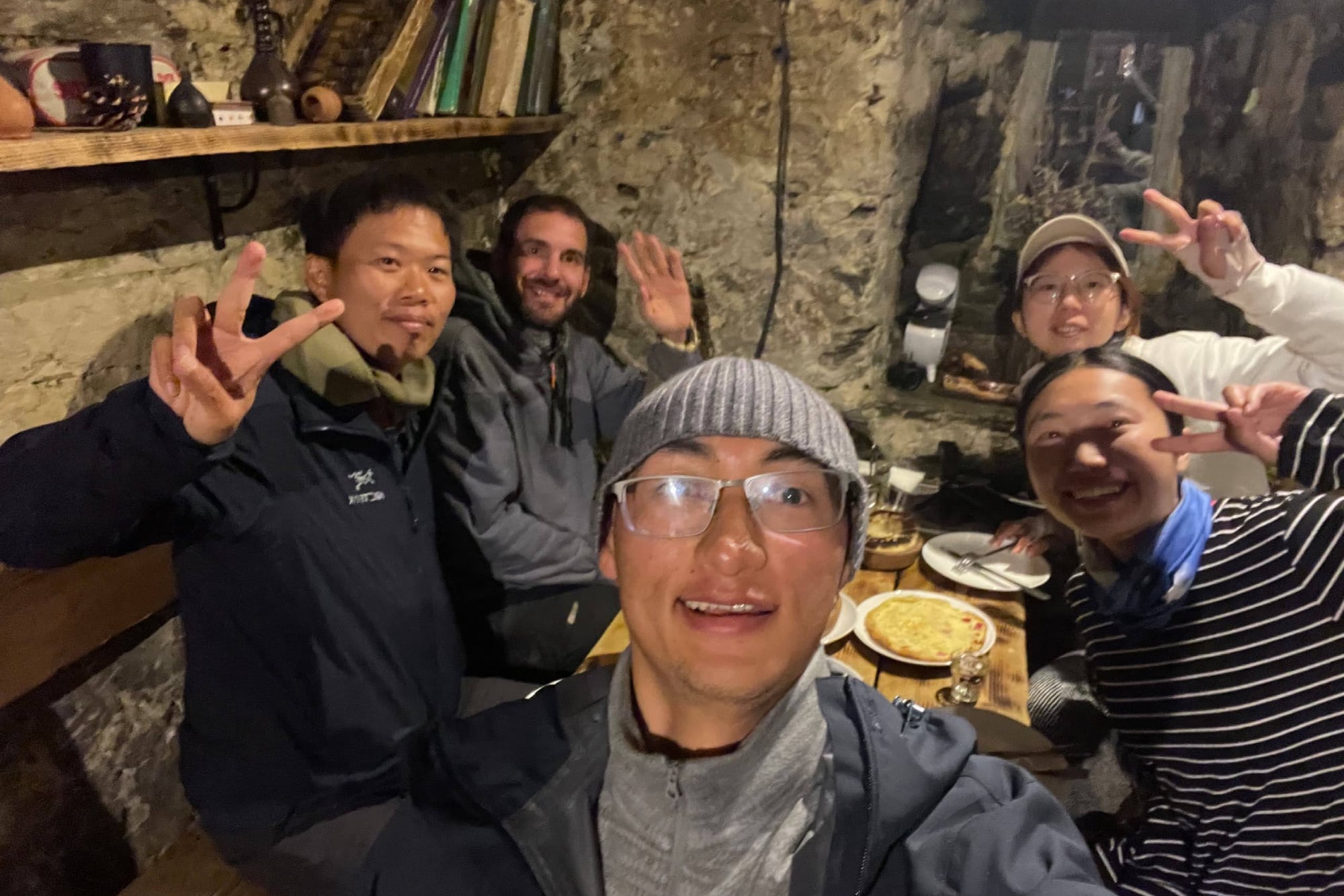 Con un grupo de chinos con los que compartió varios días en Georgia. (Fernando comparte sus aventuras en su blog: (https://elprismadefer.com/)