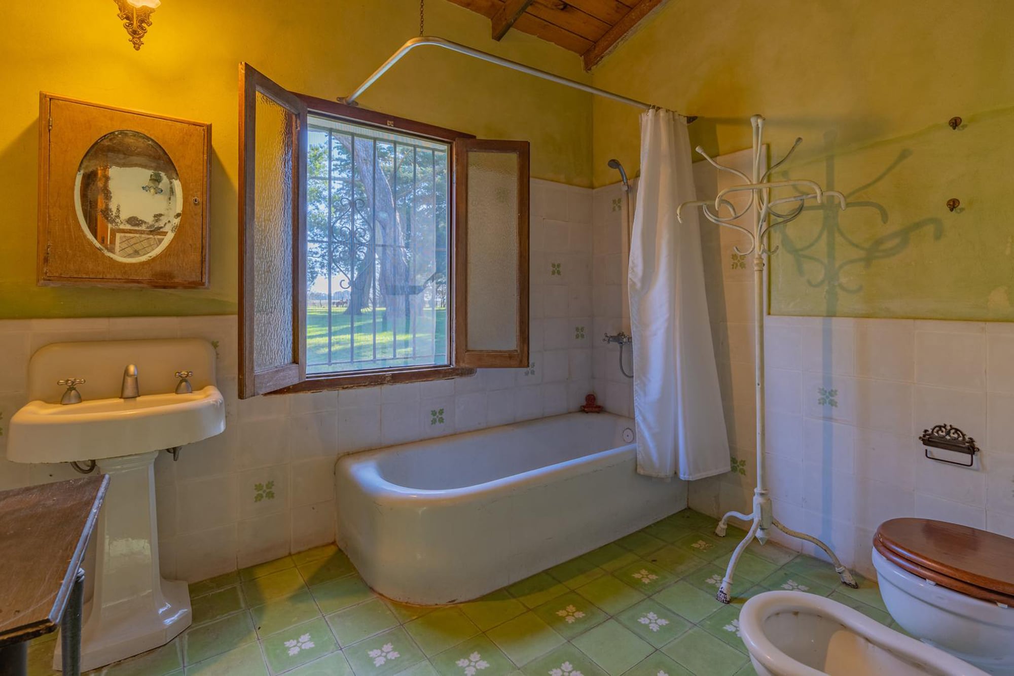 Los baños conservaron los artefactos sanitarios originales de la vivienda