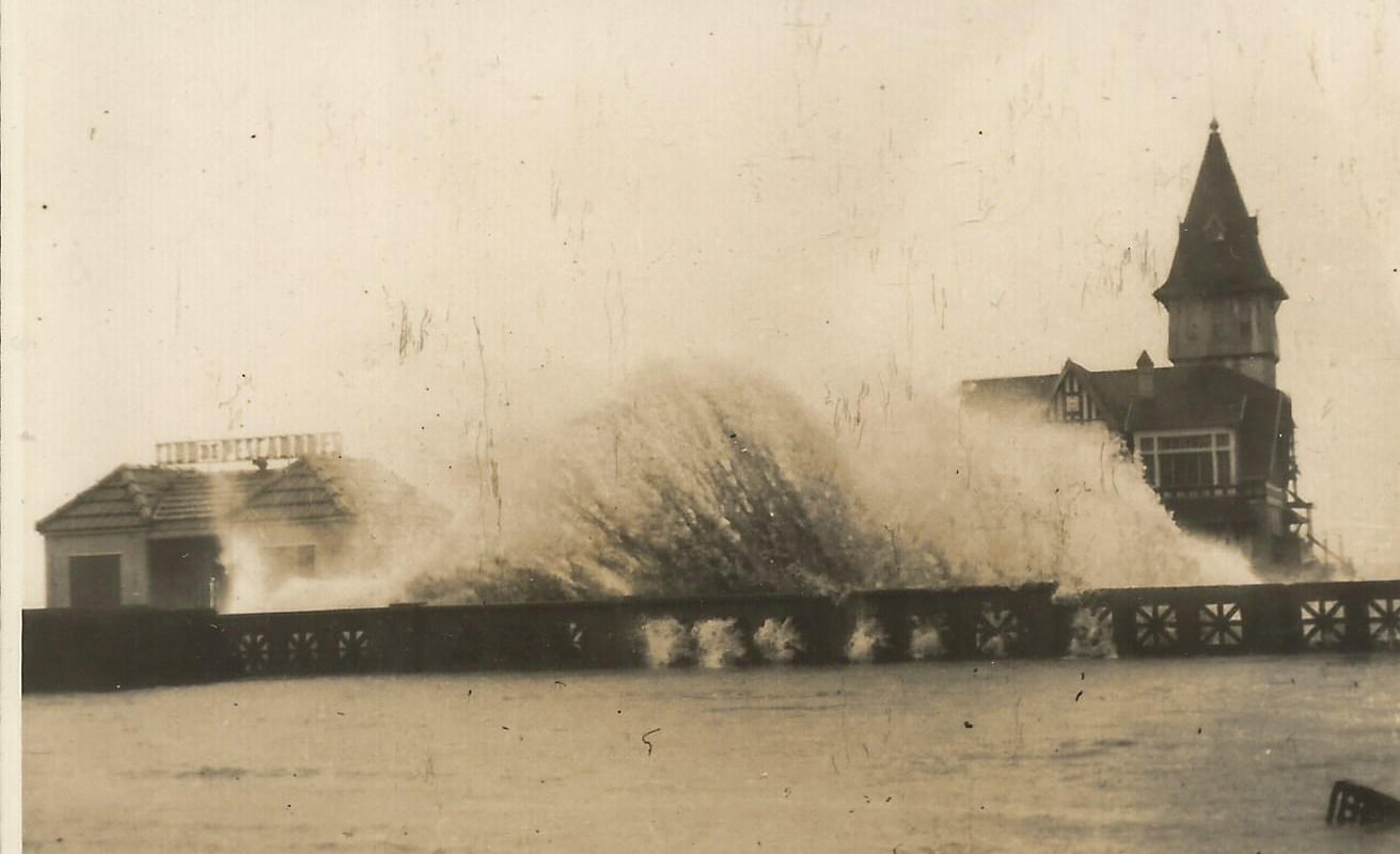Fuerte sudestada de 1959. El edificio y el muelle han sufrido daños con temporales y choques de elementos flotanes, pero sigue firme en pie.