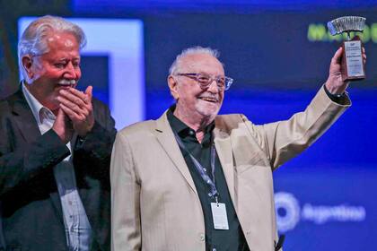 Feliz y emocionado. Pepe Soriano, con su distinción en la mano