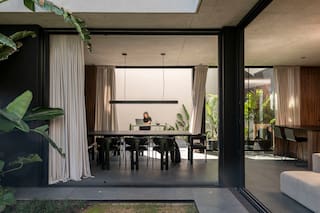 Demolieron un chalet y sacrificaron la cochera para hacer una casa luminosa con jardín y pileta