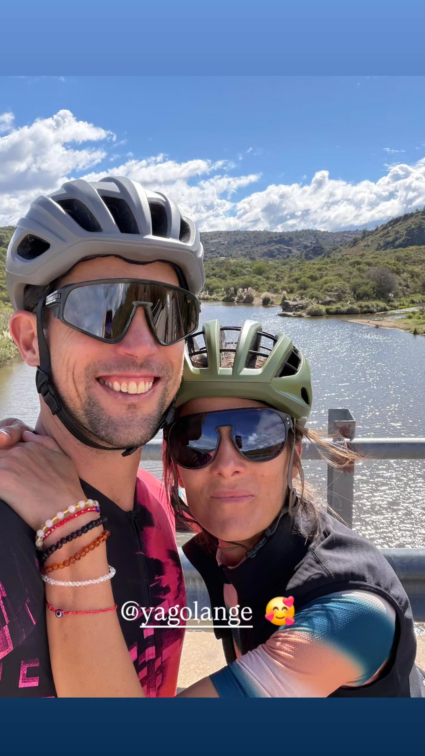 Juana Viale y Yago Lange en medio de su recorrida en bicicleta por San Luis