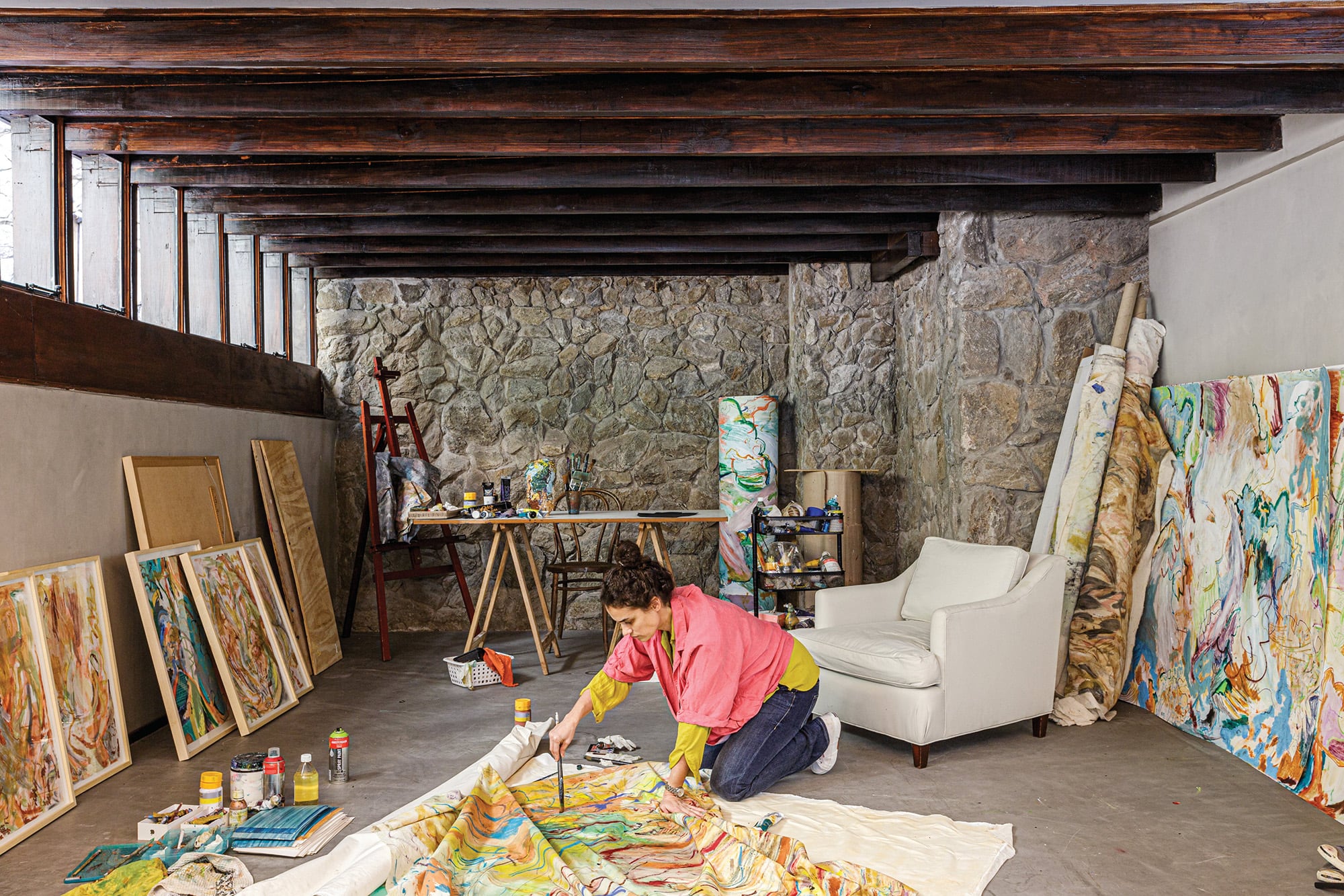 Este taller de arte tiene paredes de piedra
