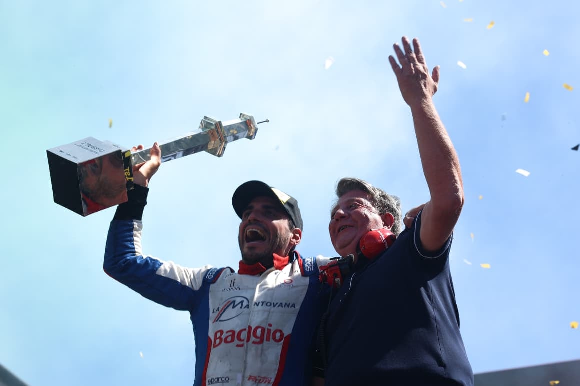 Franco Riva volvió al TC2000, hizo historia en el callejero de Buenos Aires y festejó a pura emoción 6 El festejo de Franco Riva, que agradeció a la familia y el apoyo de todo el equipo