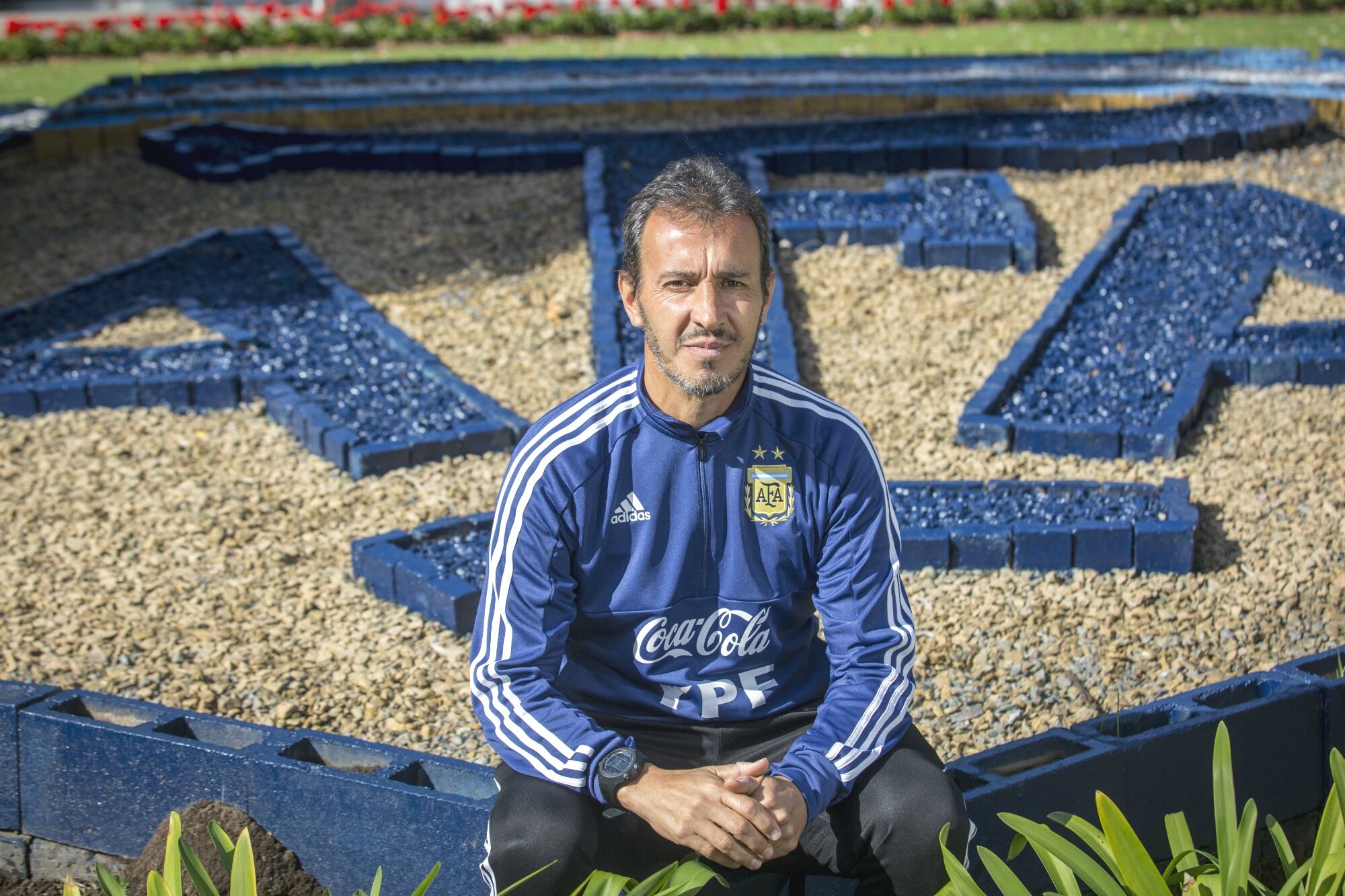 El Bocha Batista en la AFA, con un escudo que todavía tenía dos estrellas; su trabajo contribuyo con el progreso de jugadores que se coronaron en Qatar