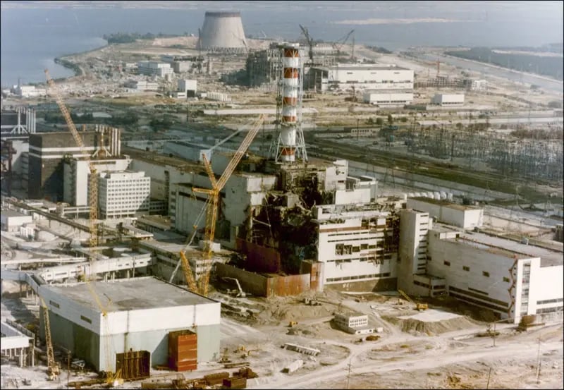 Durante unas pruebas, el reactor número 4 de la central de Chernóbil estalló y liberó grandes cantidades de sustancias tóxicas